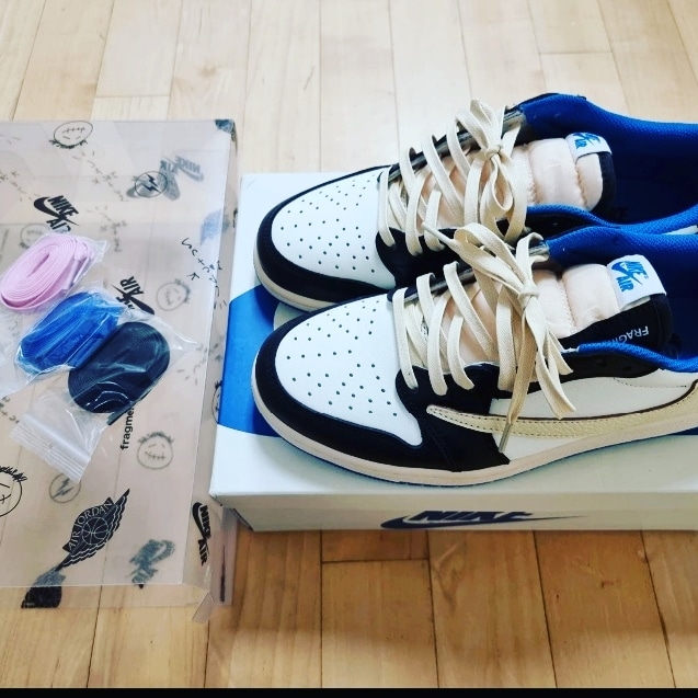 Jordan 1 x Travis Scott x Fragment Retro Low OG SP Military Blue 착용 스타일 - 1