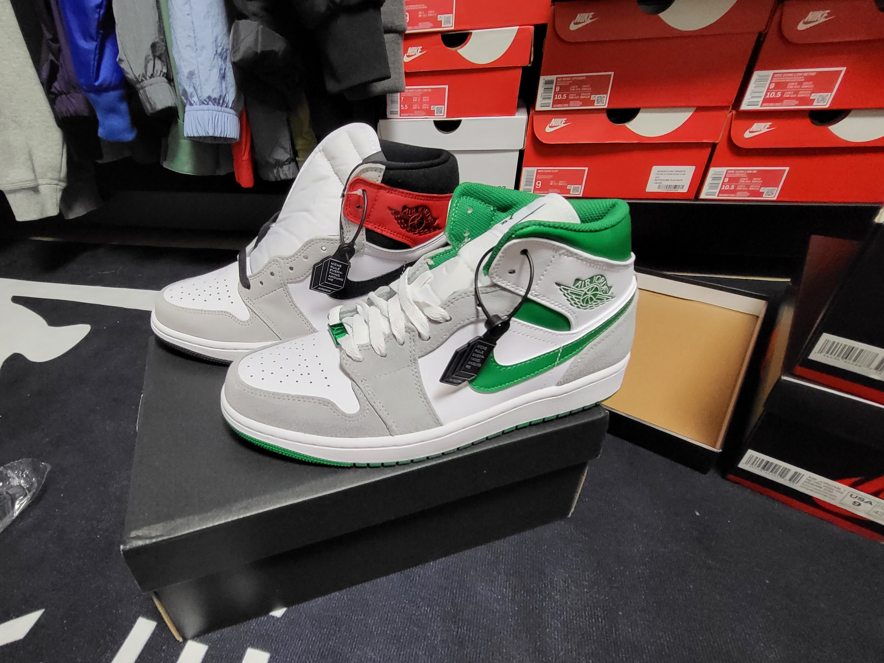 Jordan 1 Retro High OG Light Smoke Grey, Jordan 1 Mid SE Pine Green Light Smoke Grey 착용 스타일 - 3