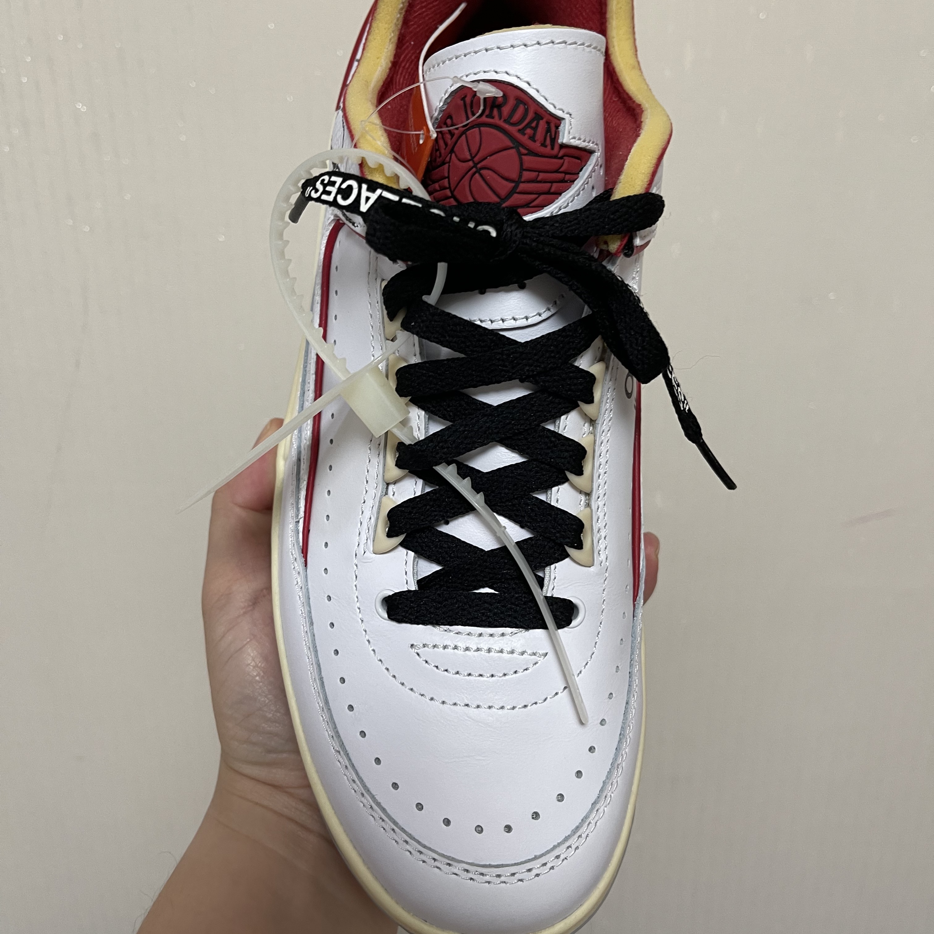 Jordan 2 x Off-White Retro Low SP White and Varsity Red 착용 스타일 - 3