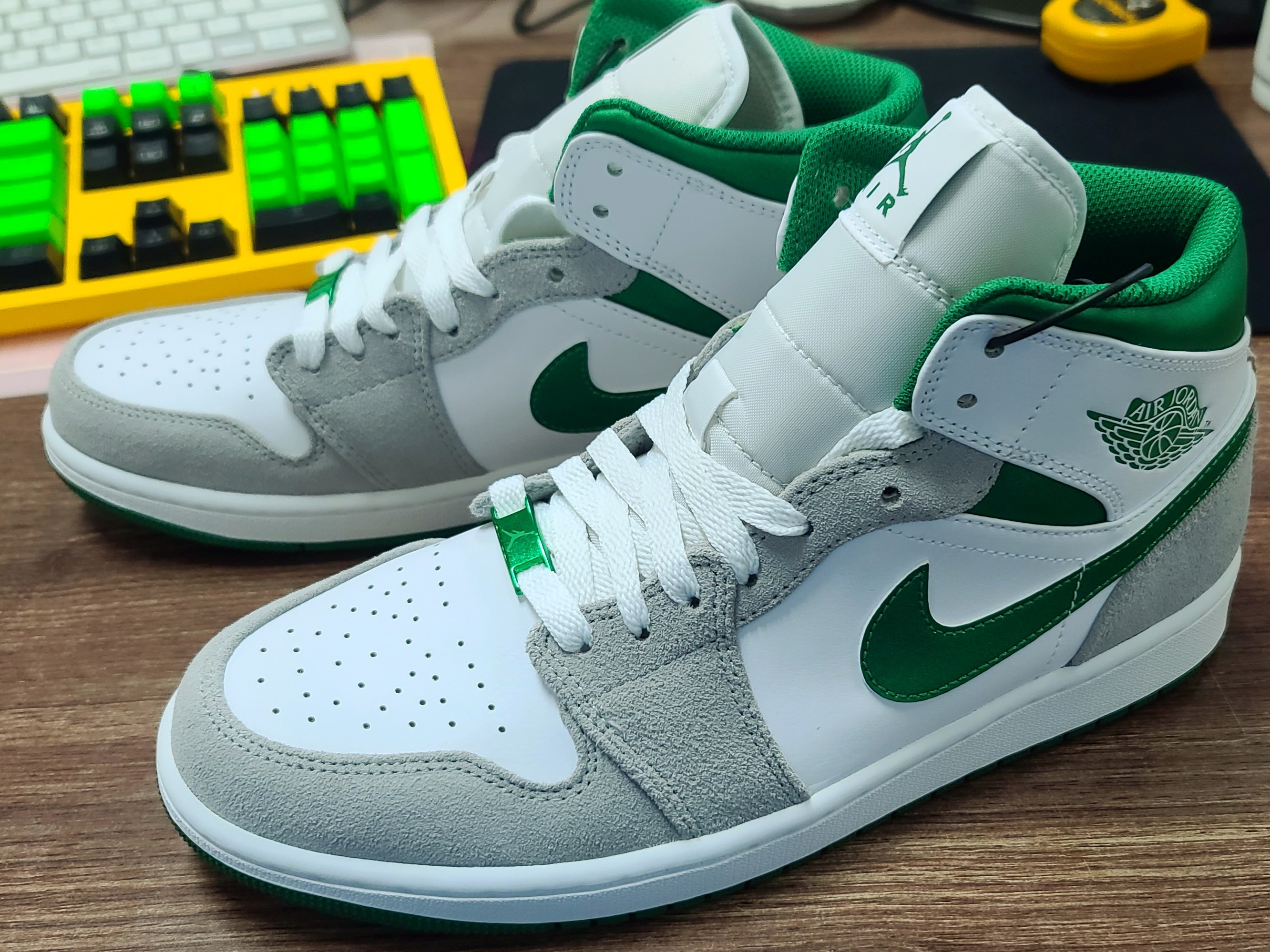 Jordan 1 Mid SE Pine Green Light Smoke Grey 착용 스타일 - 1