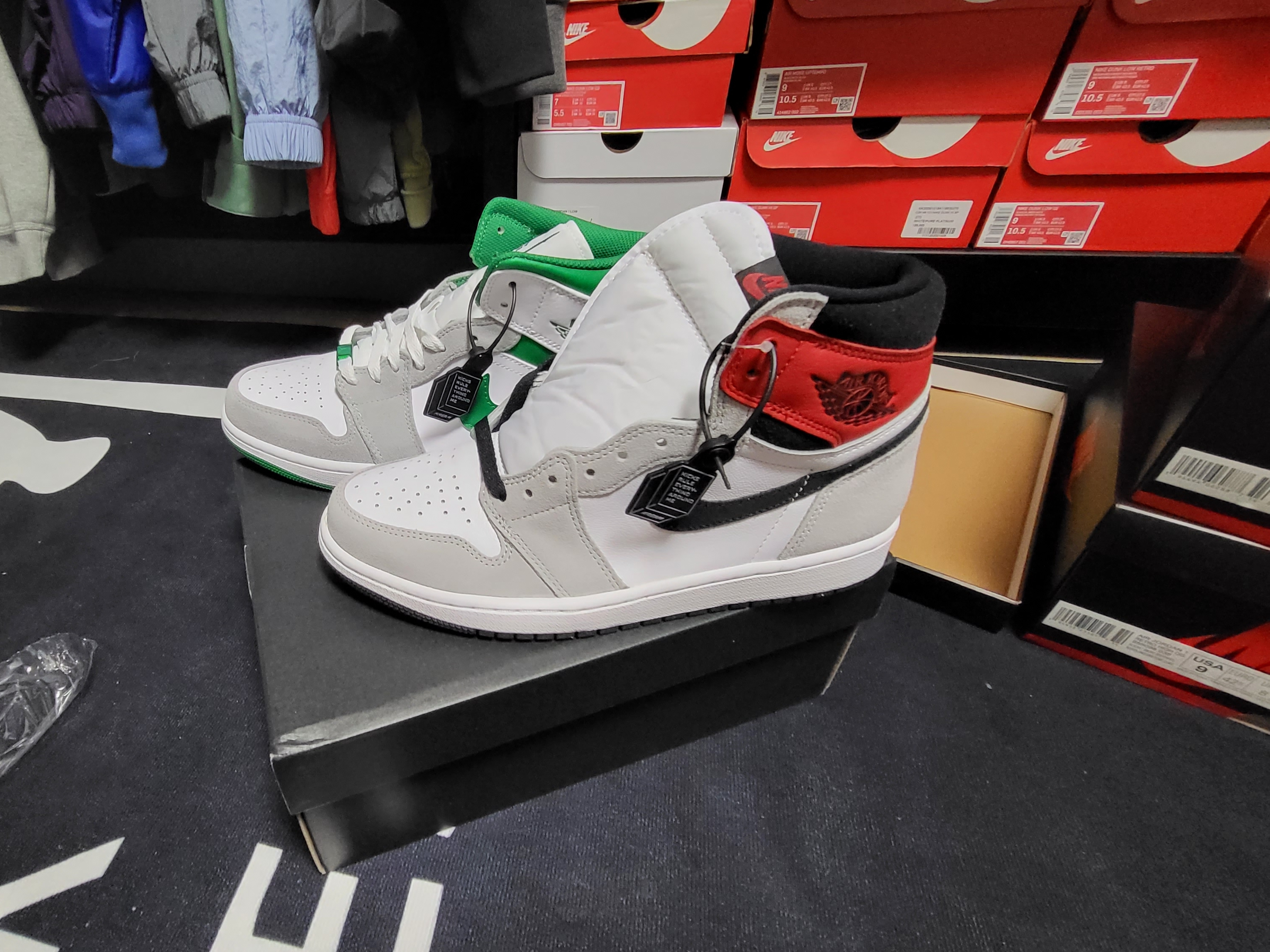Jordan 1 Retro High OG Light Smoke Grey, Jordan 1 Mid SE Pine Green Light Smoke Grey 착용 스타일 - 2