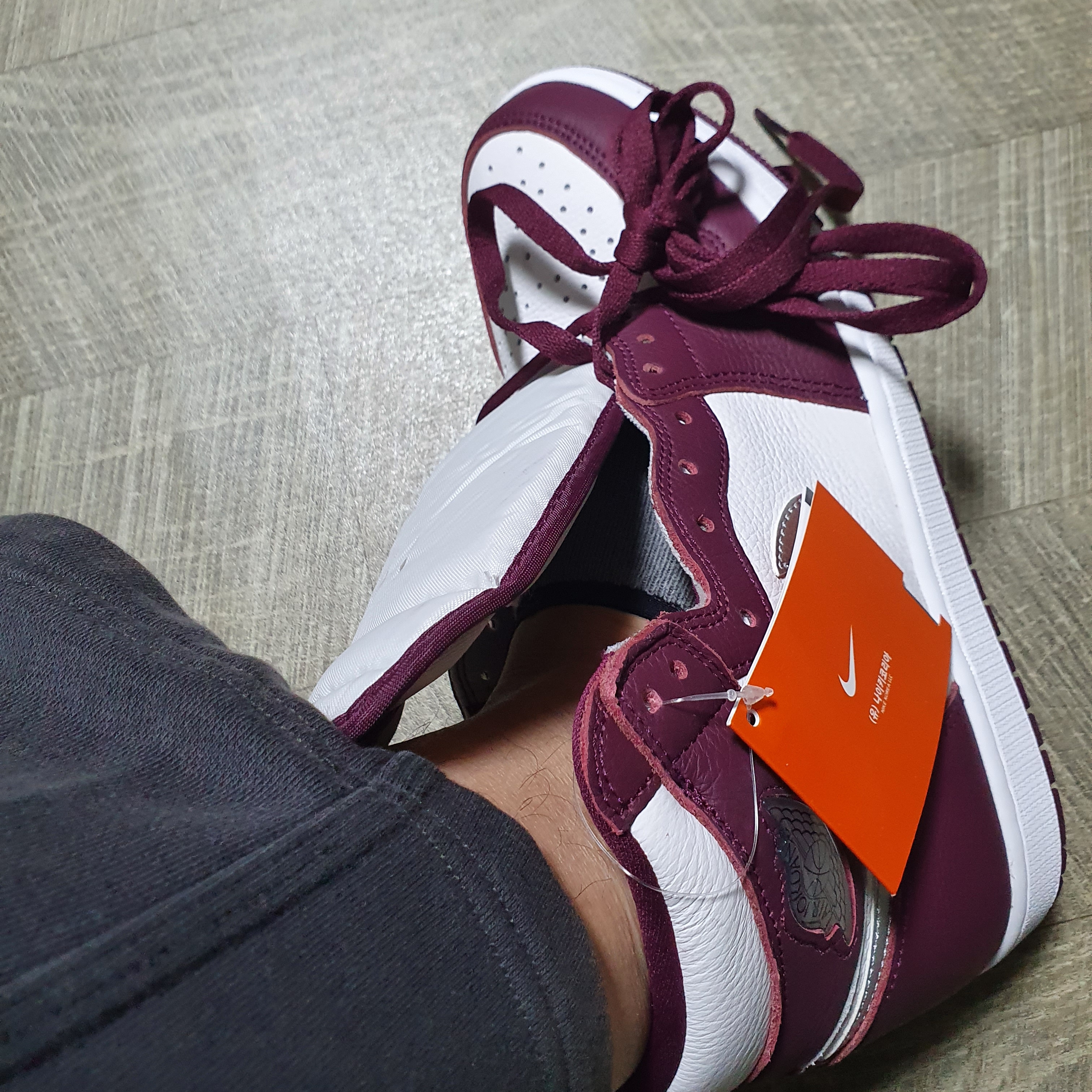 Jordan 1 Retro High OG Bordeaux 착용 스타일 - 2