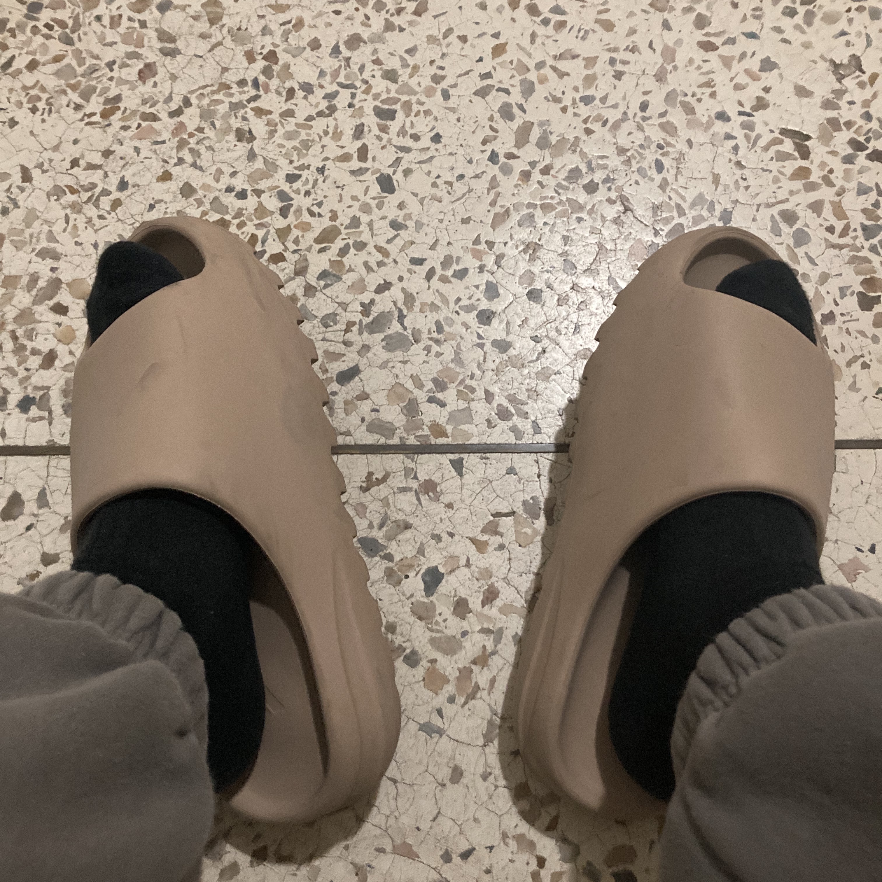 Adidas Yeezy Slide Pure 착용 스타일