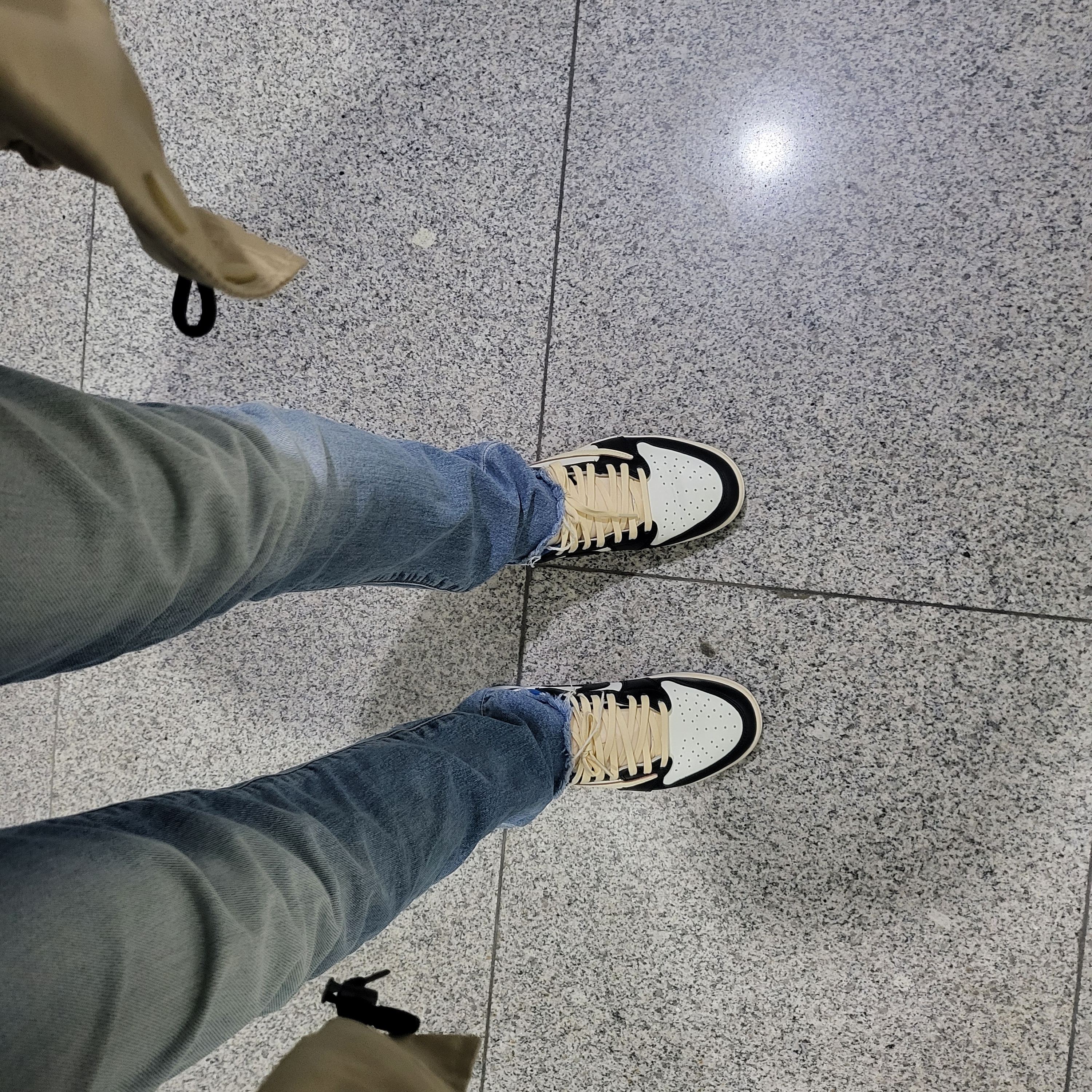 Jordan 1 x Travis Scott x Fragment Retro Low OG SP Military Blue 착용 스타일 - 2