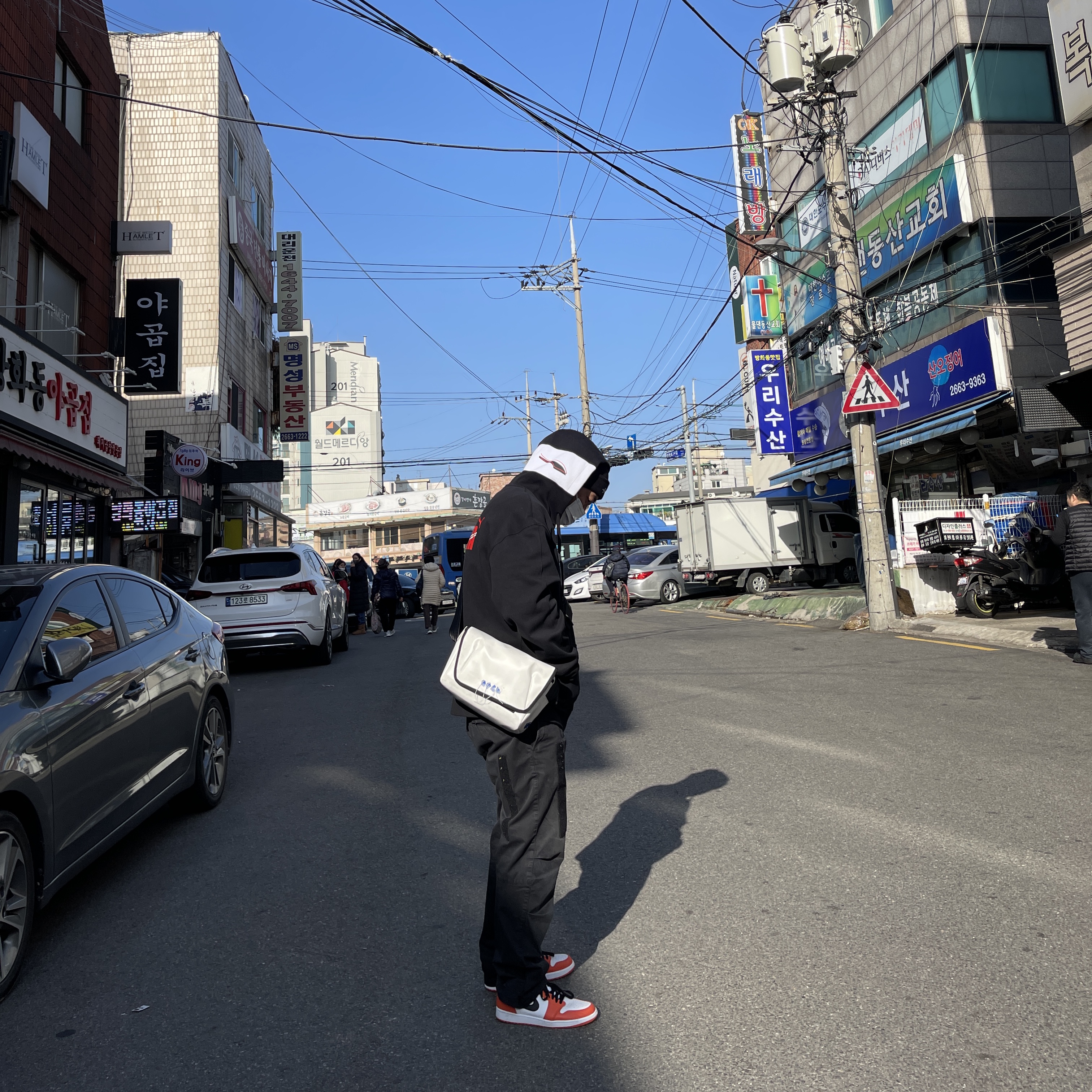 Ader Error Trace Admore Crossbody Bag White, Stussy x Our Legacy Yin Yang Beanie Black 착용 스타일 - 2
