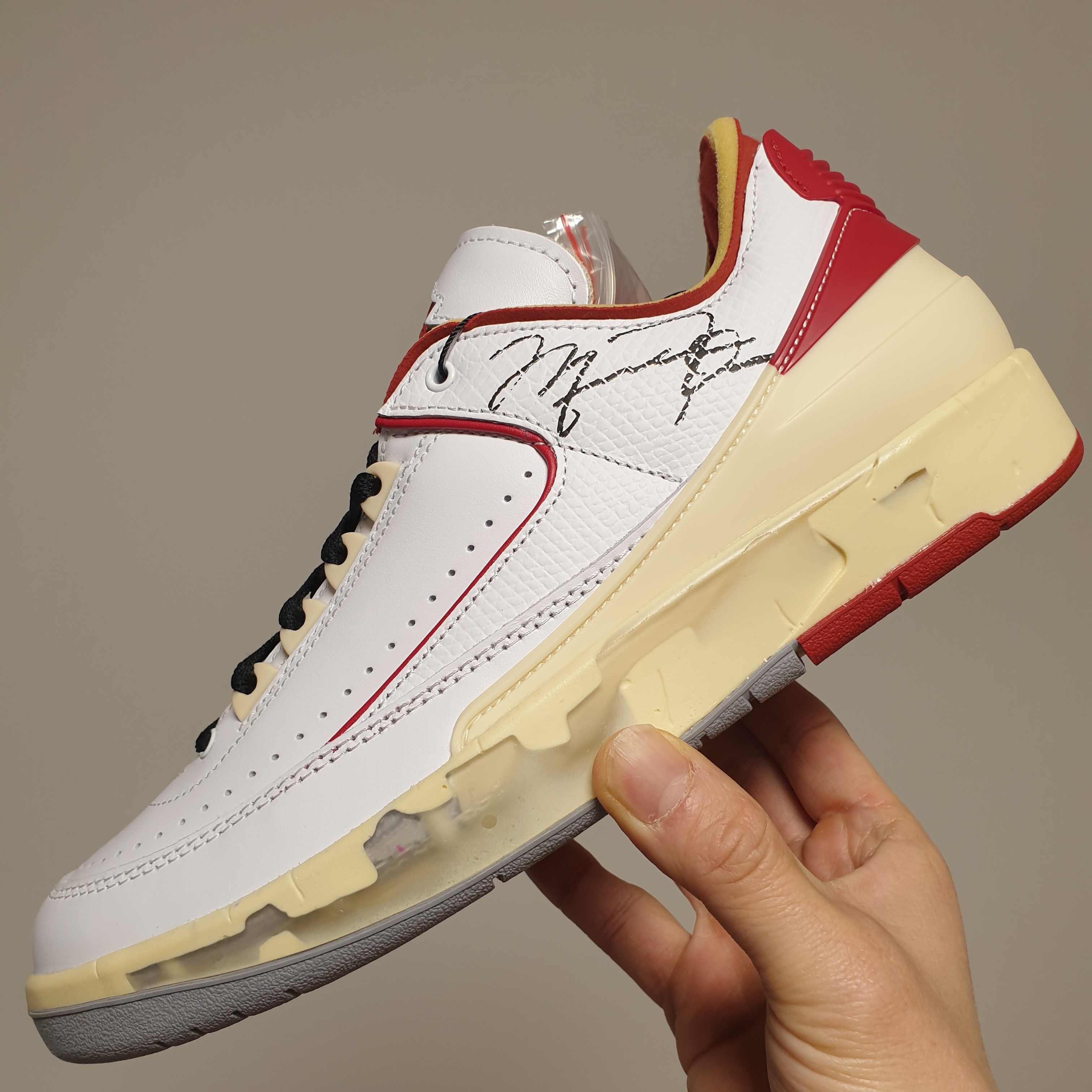 Jordan 2 x Off-White Retro Low SP White and Varsity Red 착용 스타일 - 3