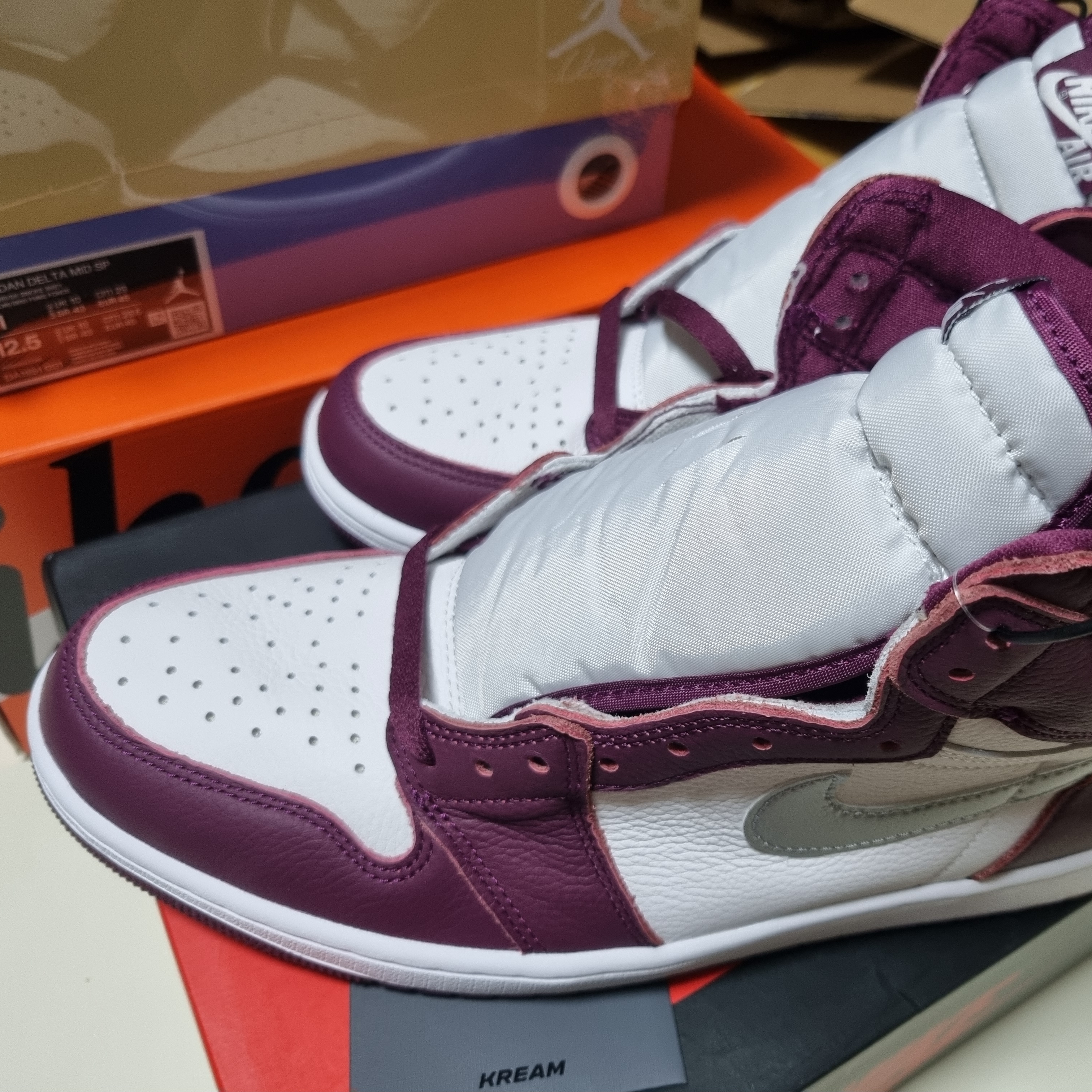 Jordan 1 Retro High OG Bordeaux 착용 스타일 - 3