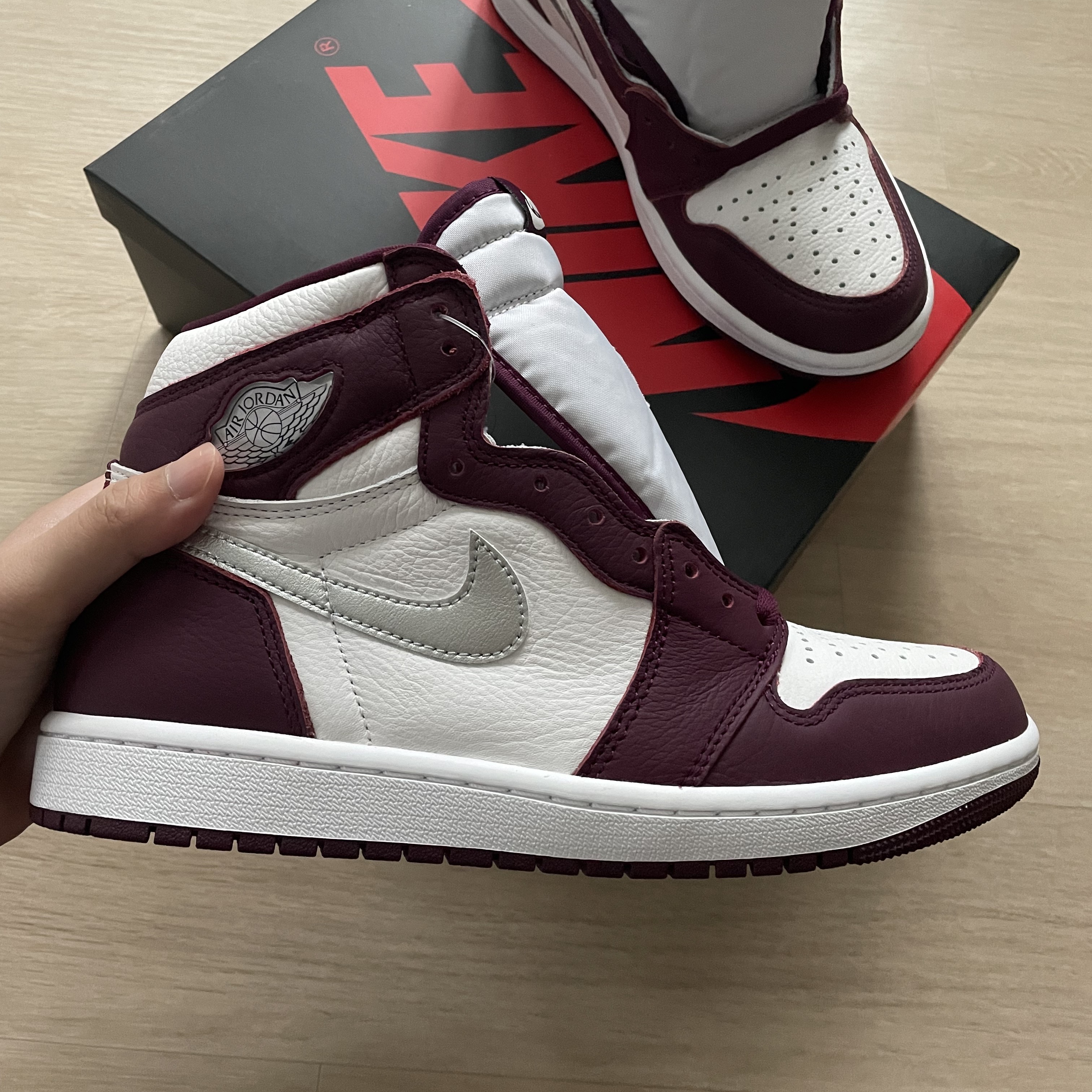 Jordan 1 Retro High OG Bordeaux 착용 스타일 - 2