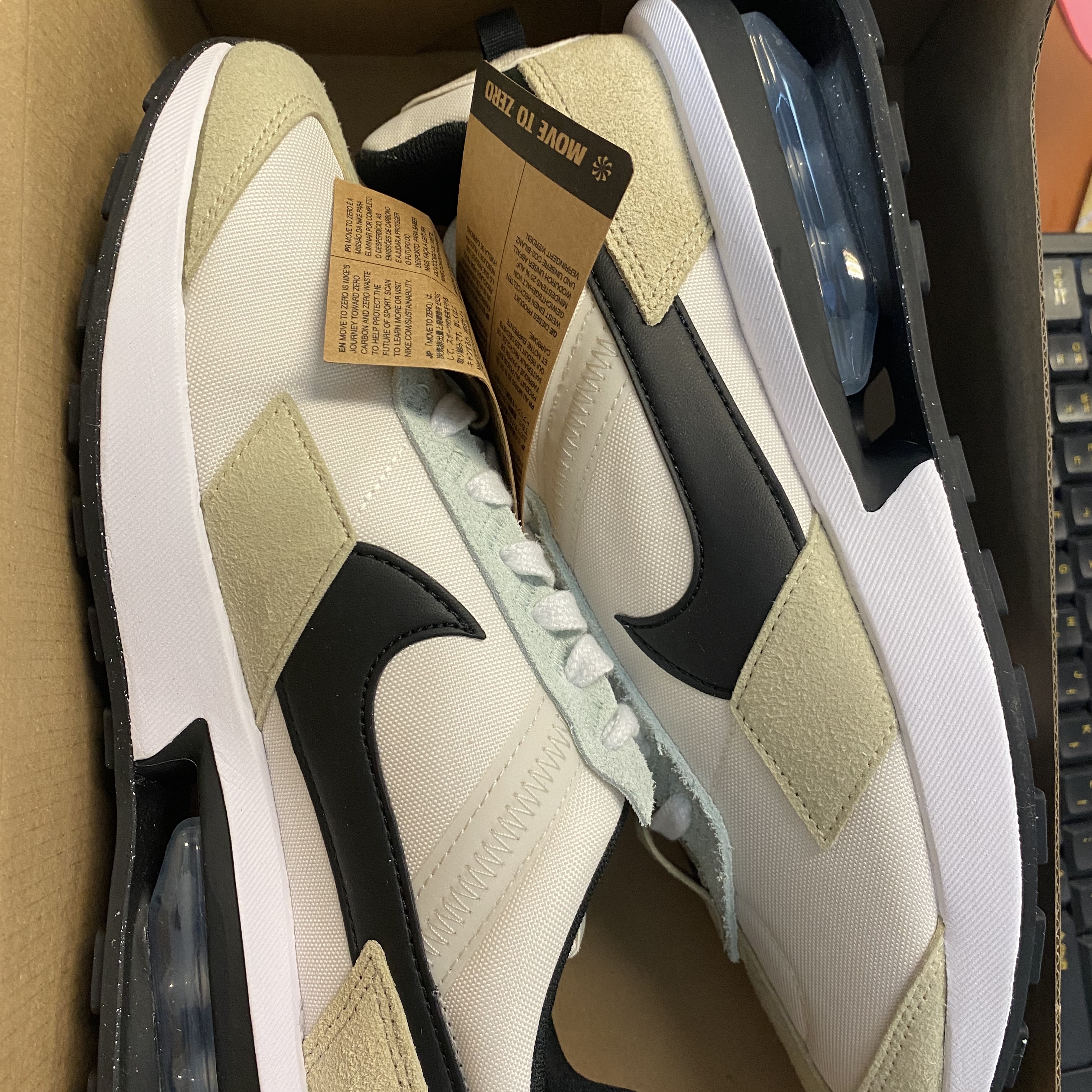Nike Air Max Pre-Day LX Light Bone 착용 스타일