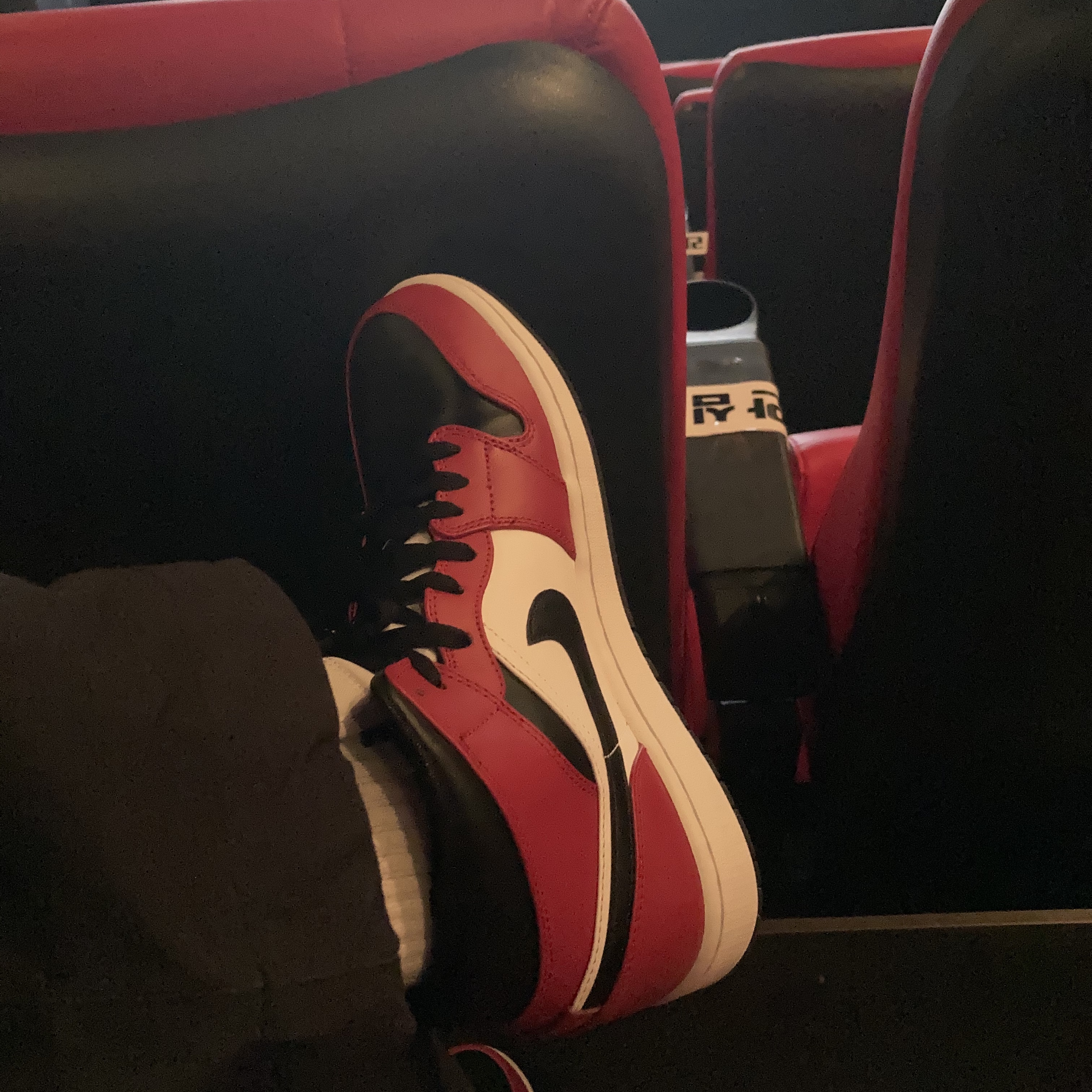 Jordan 1 Mid Chicago Black Toe 착용 스타일 - 2