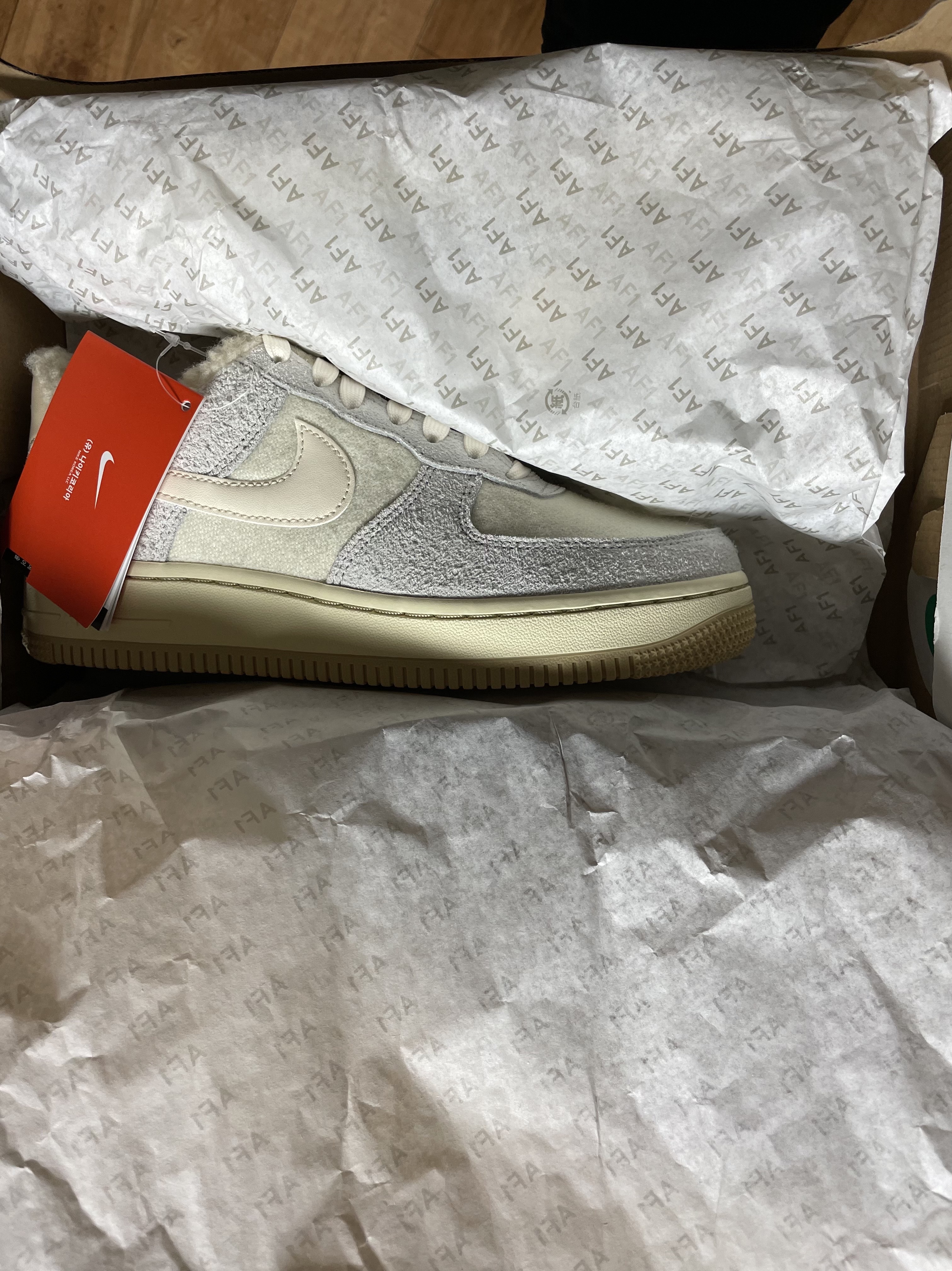 (W) Nike Air Force 1 '07 LV8 Photon Dust Cashmere 착용 스타일