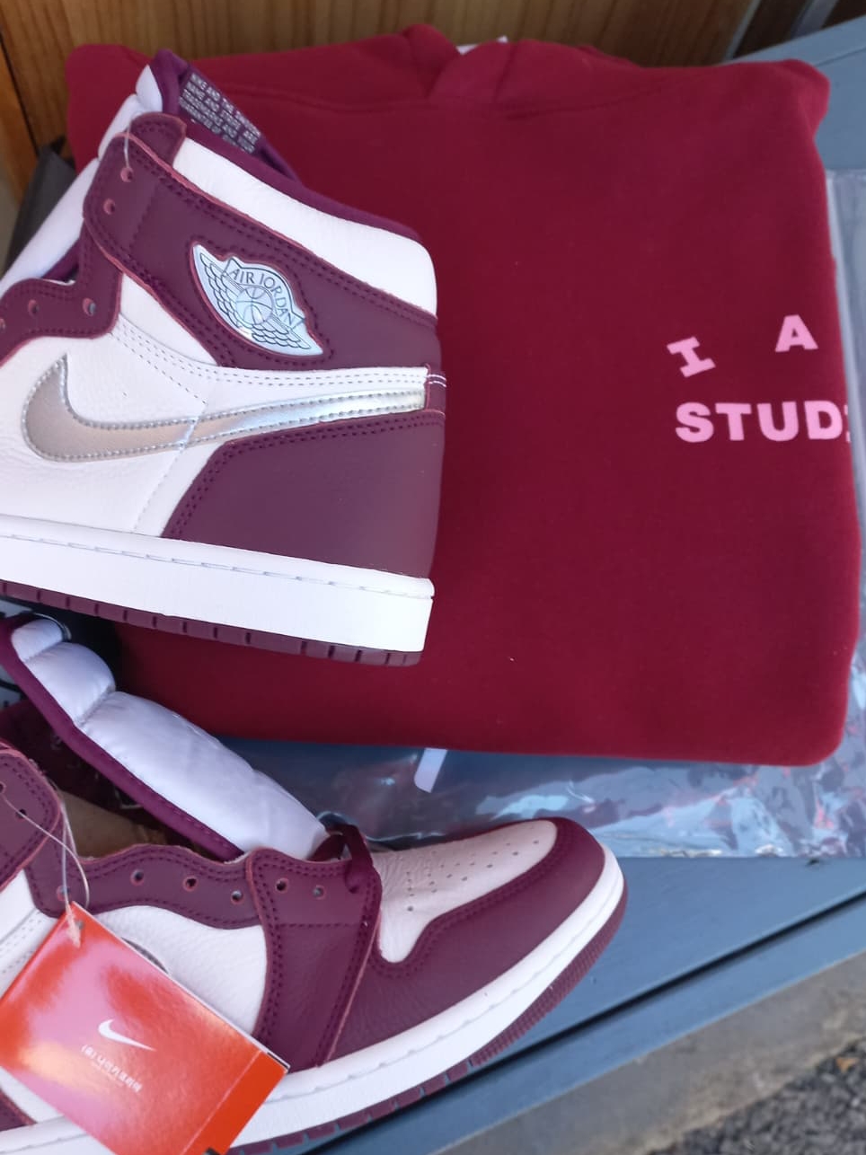 Jordan 1 Retro High OG Bordeaux, IAB Studio Hoodie Raspberry 착용 스타일