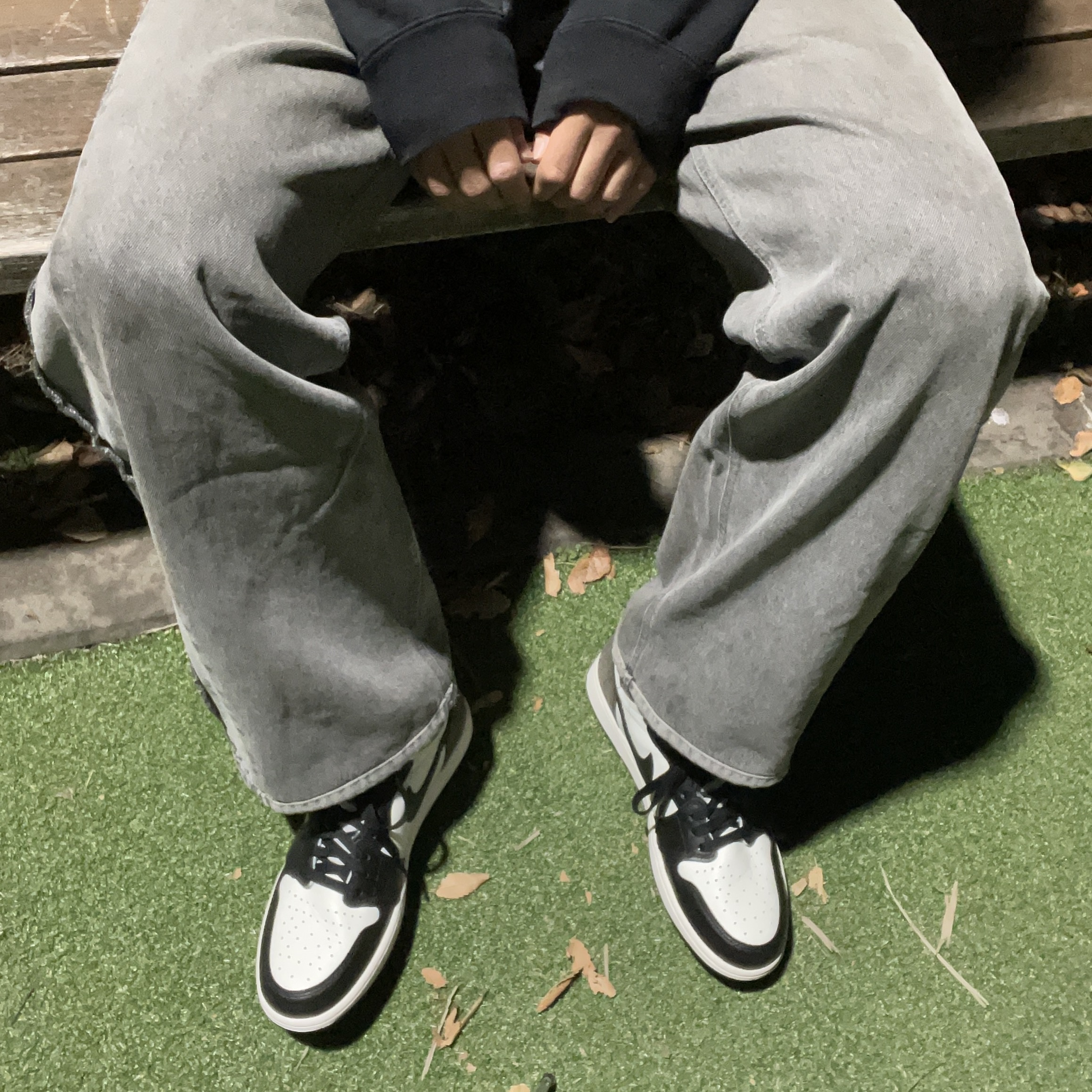 Nike NRG Solo Swoosh Fleece Hoodie Black White - US/EU, Jordan 1 Retro High OG Black Mocha 착용 스타일 - 2