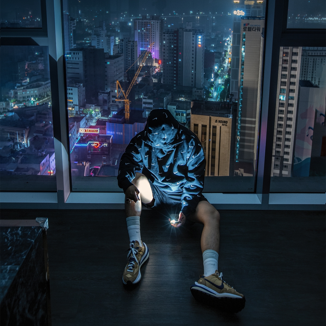 Nike x Sacai VaporWaffle Sesame and Blue Void, Nike NRG Swoosh Logo Hoodie Black 착용 스타일