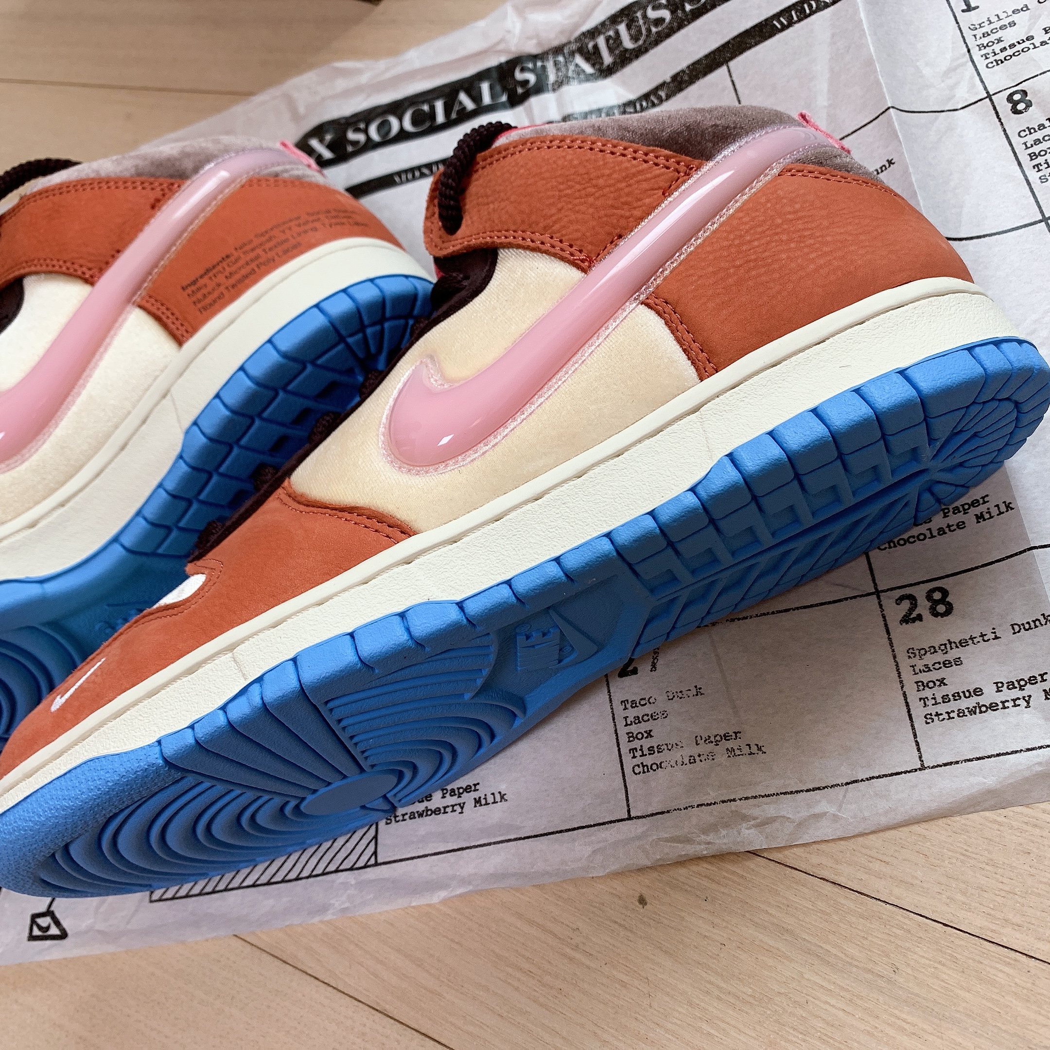 Nike x Social Status Dunk Mid Free Lunch Chocolate Milk 착용 스타일 - 1
