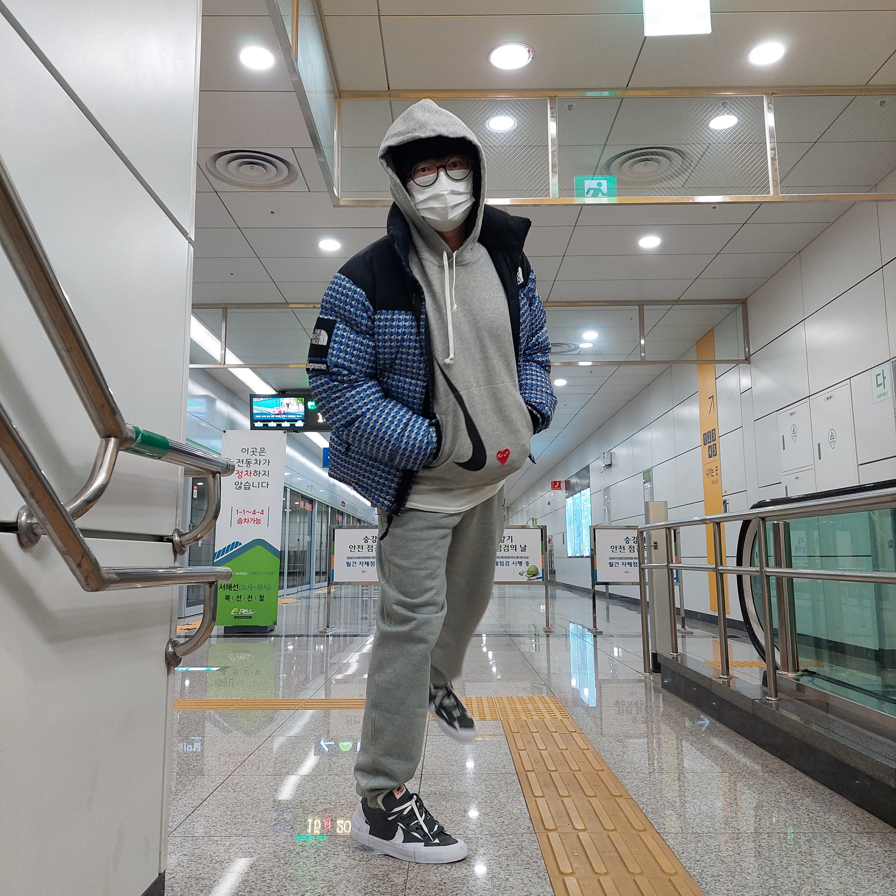 Supreme x The North Face Studded Nuptse Jacket Royal - 21SS, Nike x Stussy NRG ZR Fleece Pants Heather Grey - US/EU 착용 스타일 - 1