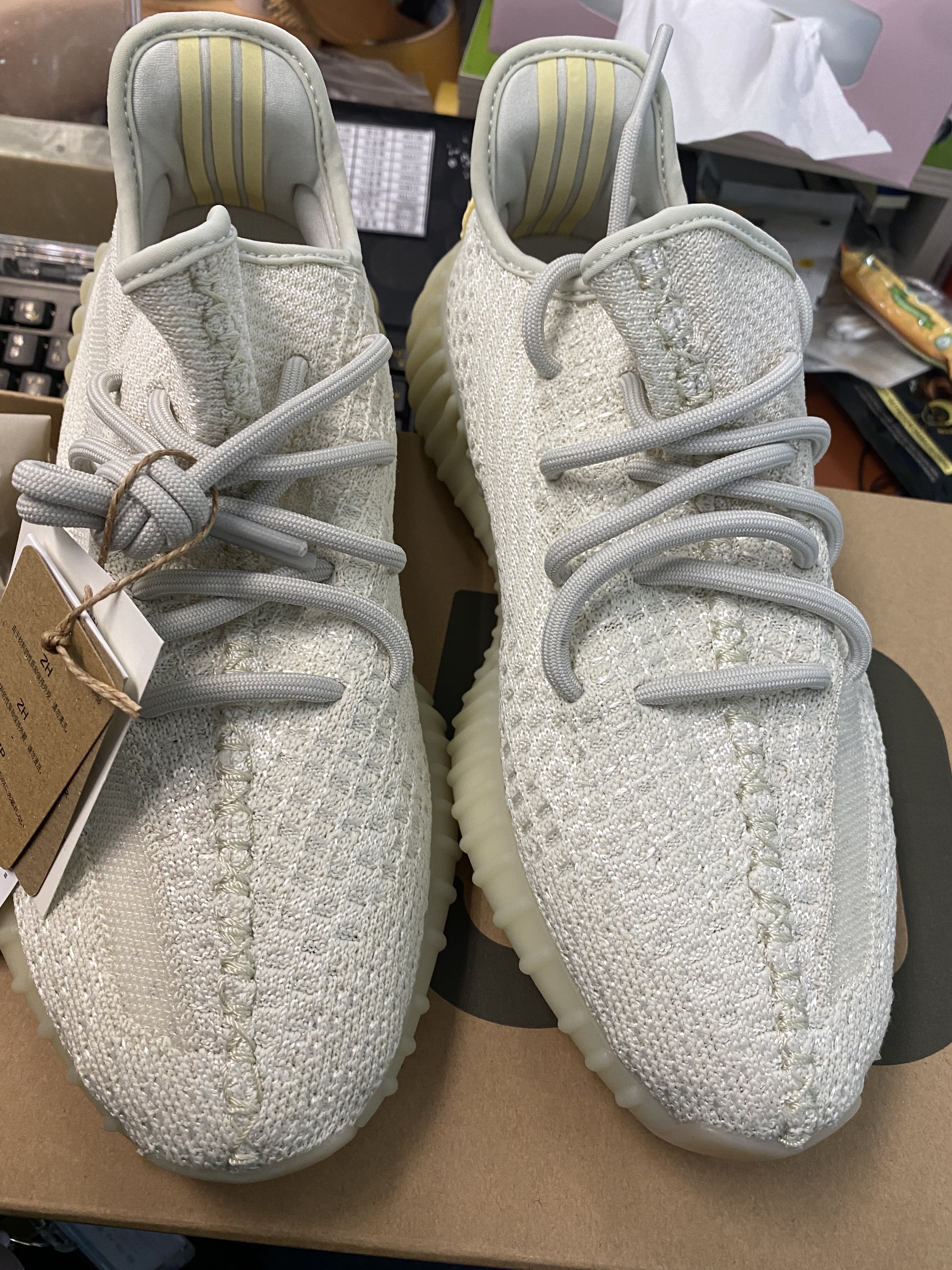 Adidas Yeezy Boost 350 V2 Light 착용 스타일 - 2