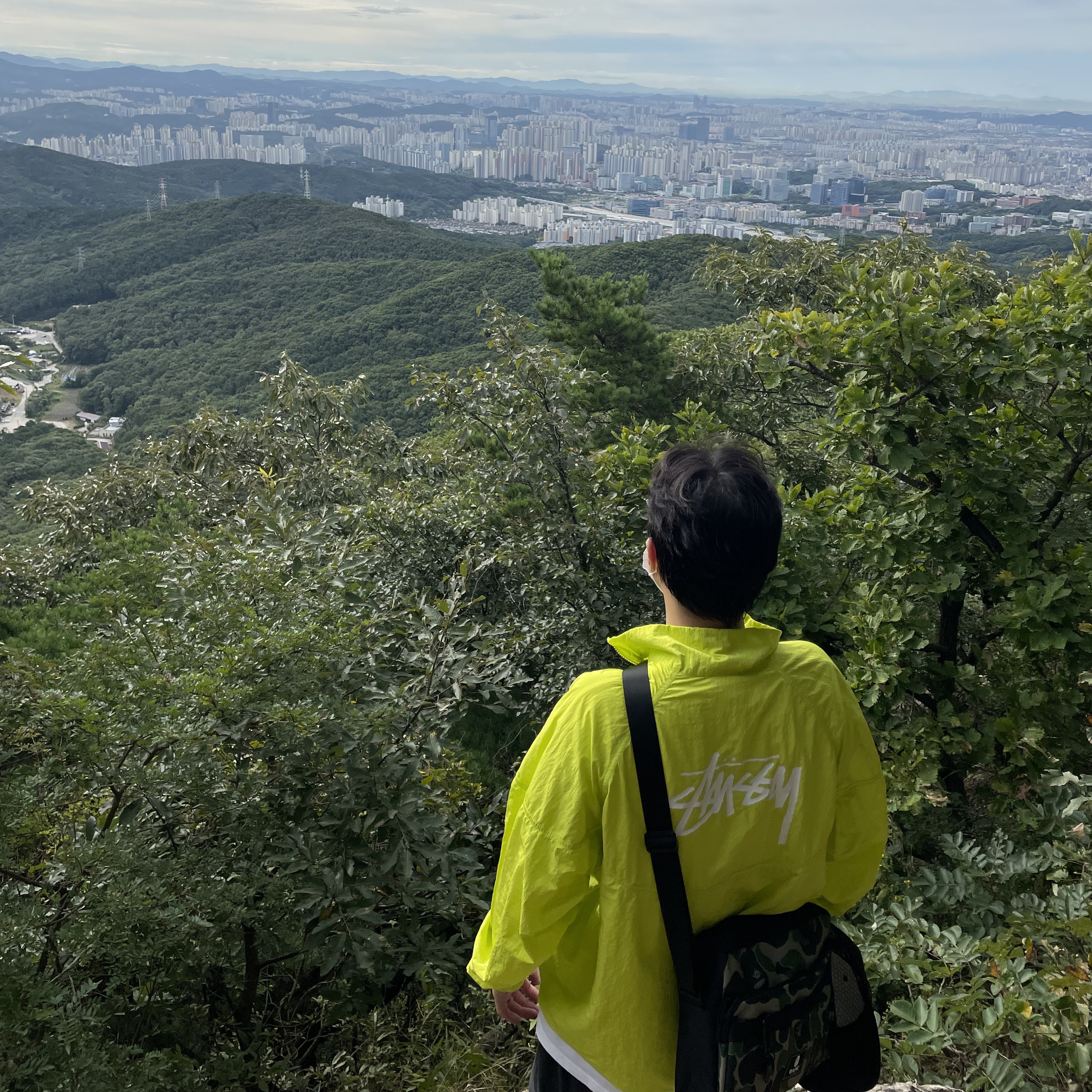Nike x Stussy Windrunner Jacket Bright Cactus 착용 스타일