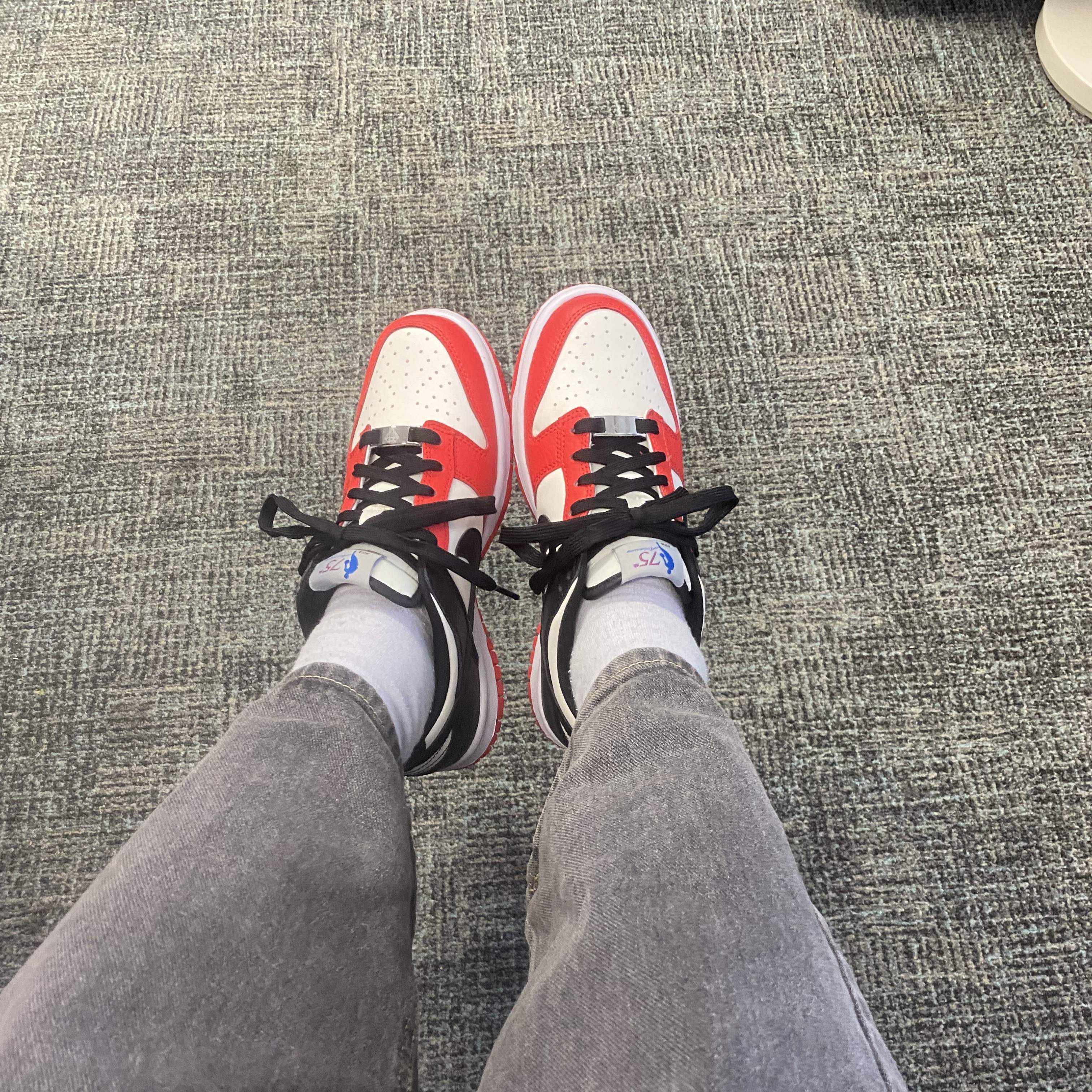 (GS) Nike x NBA Dunk Low Black and Chile Red 착용 스타일