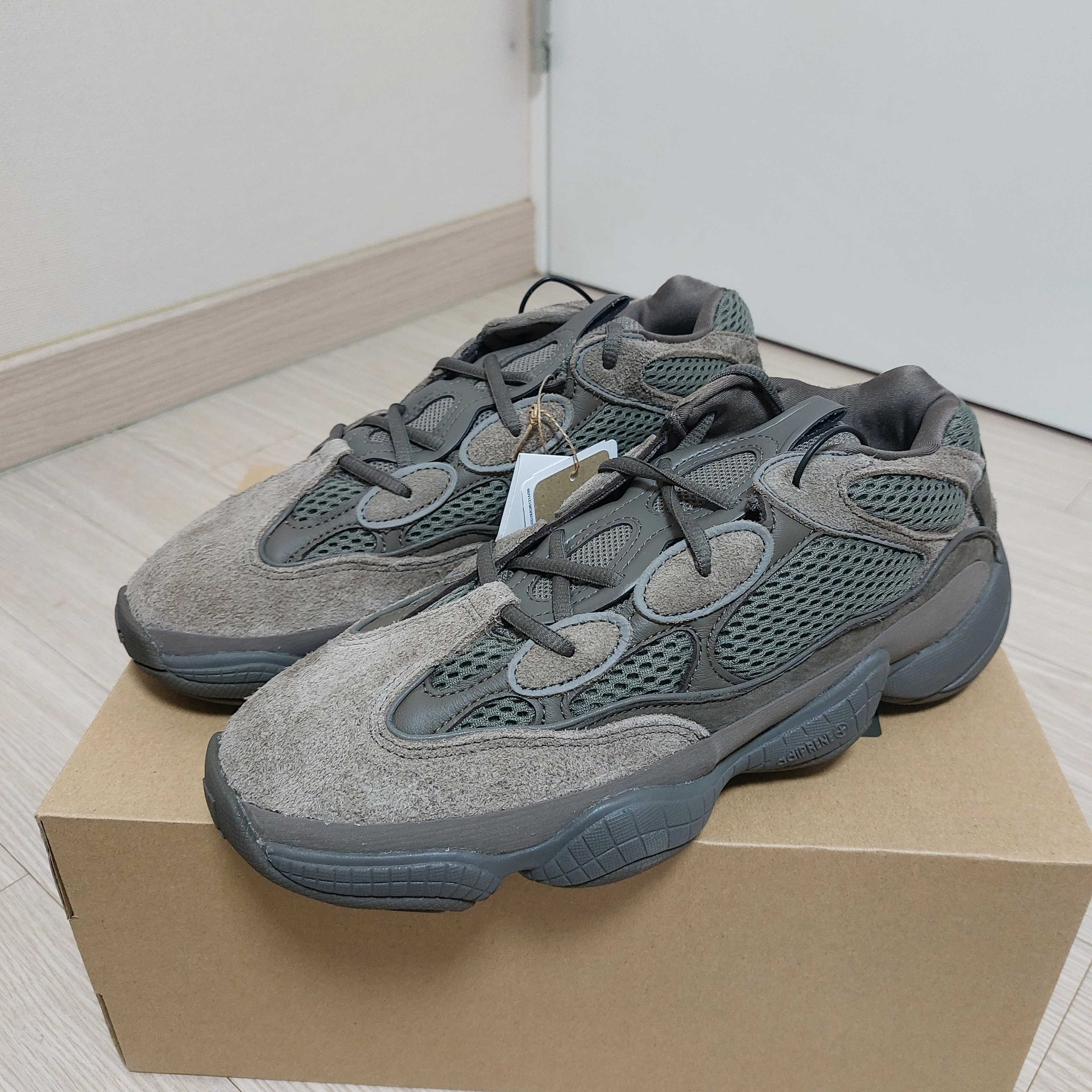Adidas Yeezy 500 Clay Brown 착용 스타일 - 3