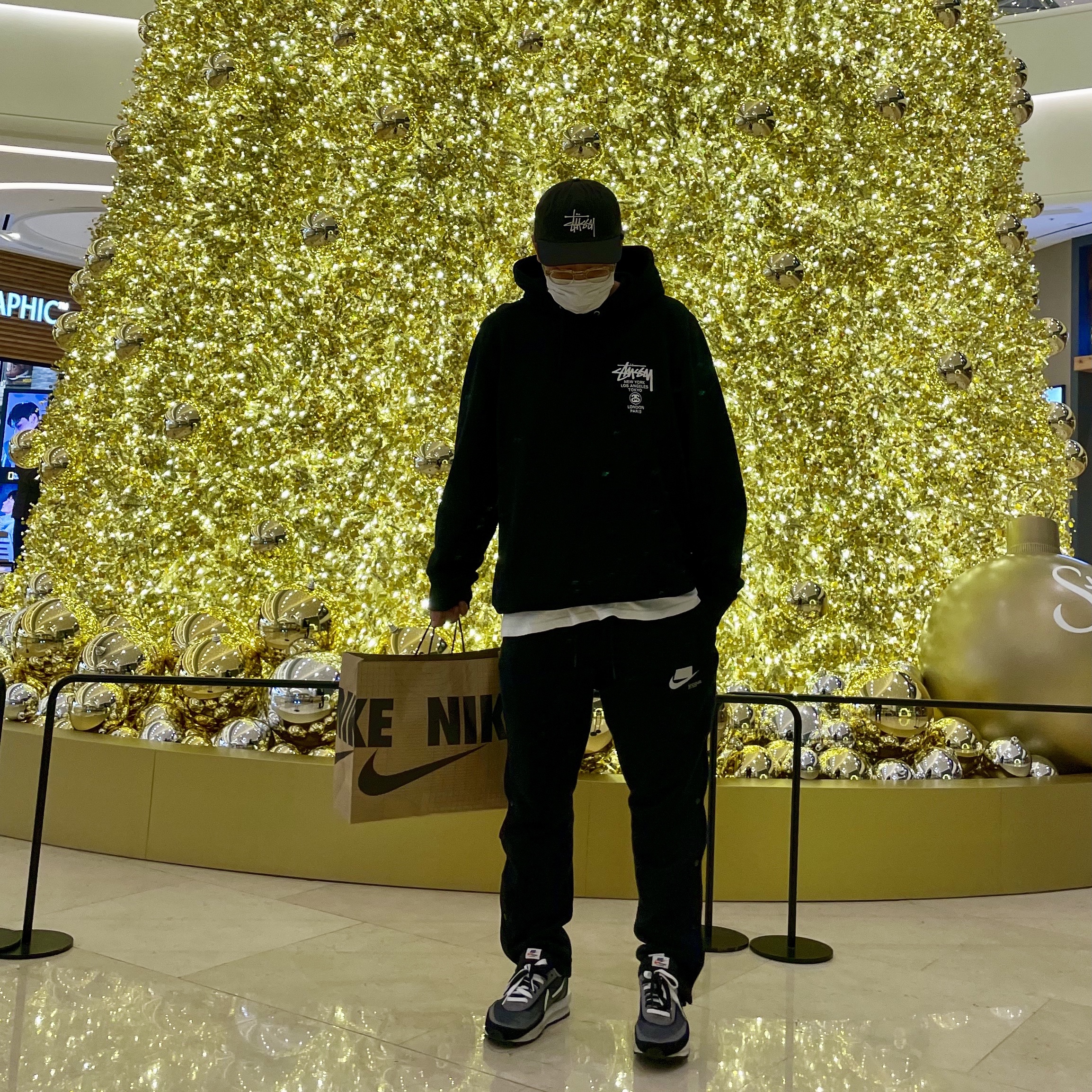 Stussy World Tour Hoodie Black 2021, Nike x Sacai LDWaffle Black 착용 스타일 - 1