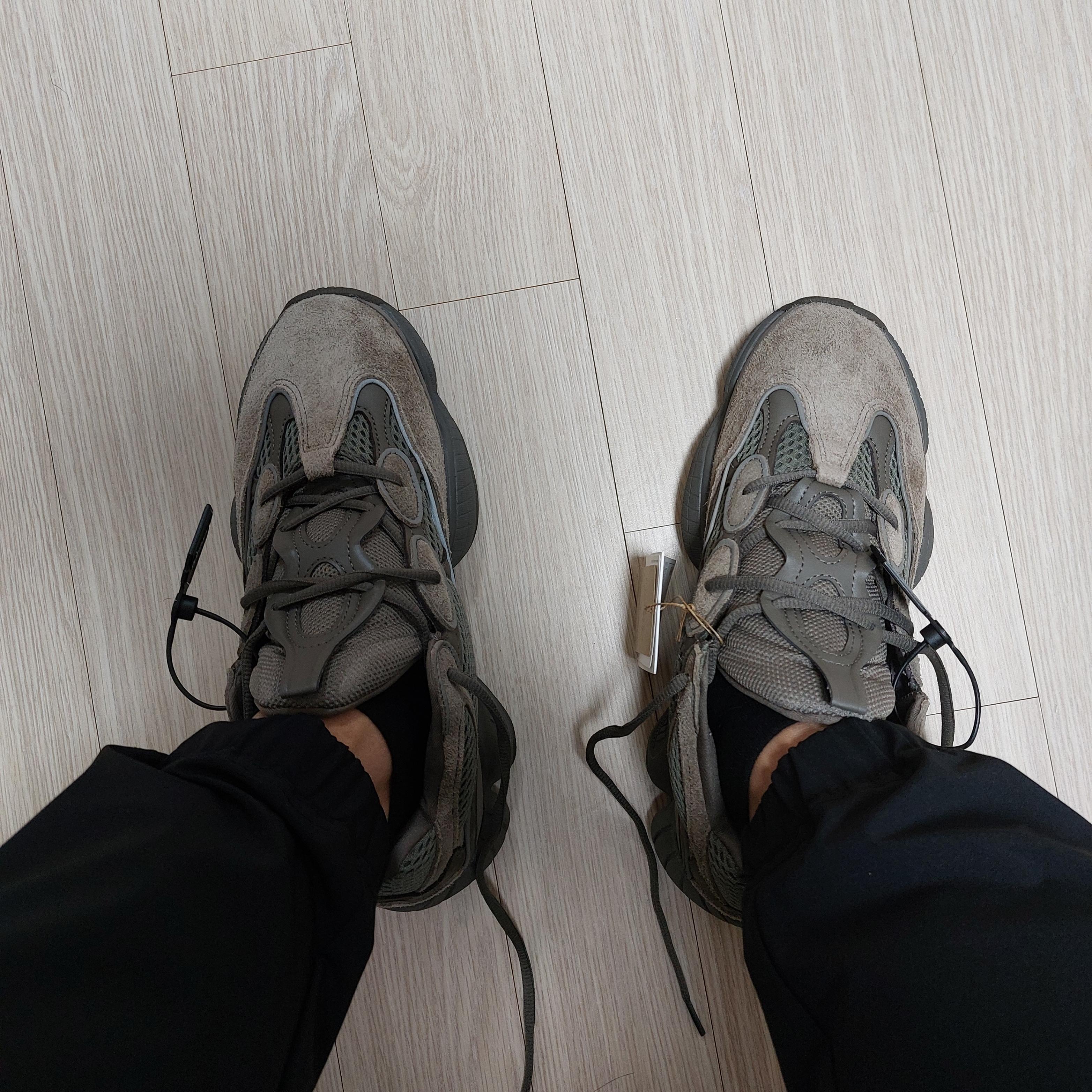 Adidas Yeezy 500 Clay Brown 착용 스타일 - 2