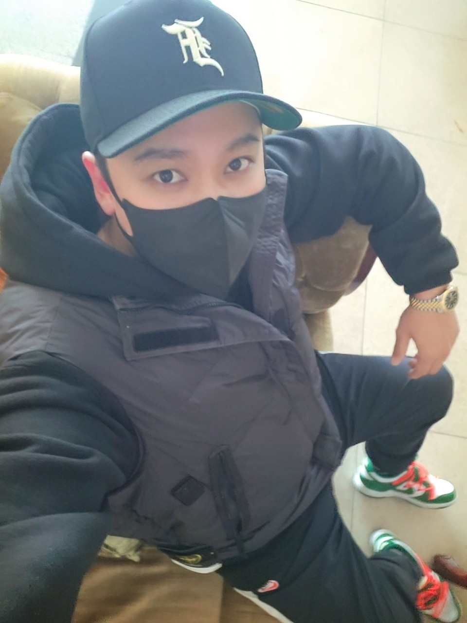 Nike x Off-White Dunk Low Pine Green, Stone Island G0123 Garment Dyed Crinkle Reps Nylon Down Vest Black - 21FW 착용 스타일 - 1