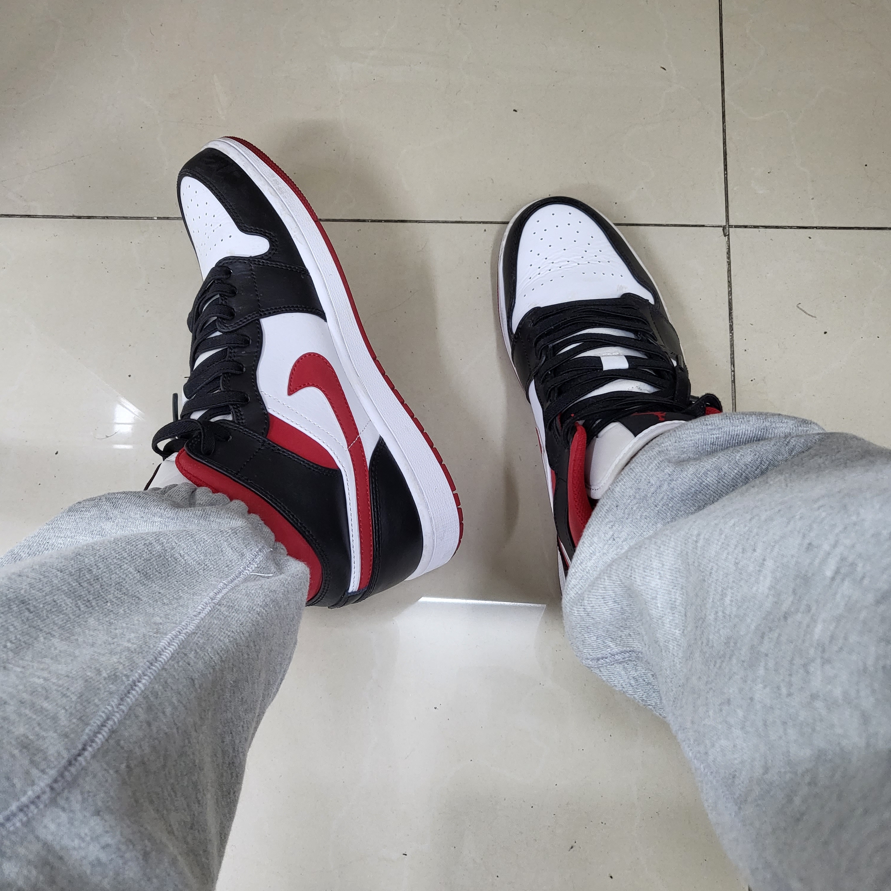 Jordan 1 Mid Gym Red Black White 착용 스타일