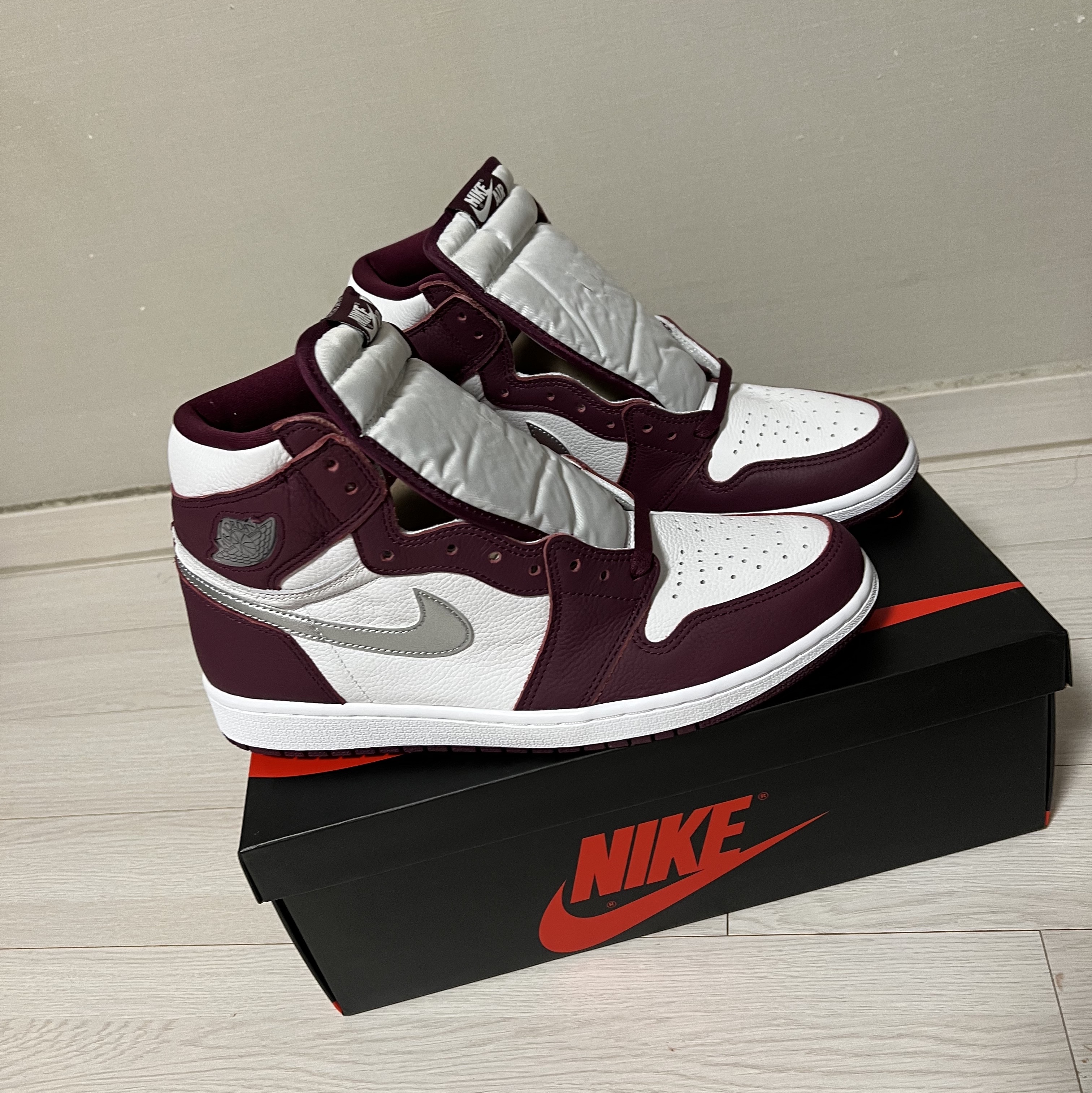 Jordan 2 x Off-White Retro Low SP White and Varsity Red, Jordan 1 Retro High OG Bordeaux 착용 스타일 - 2