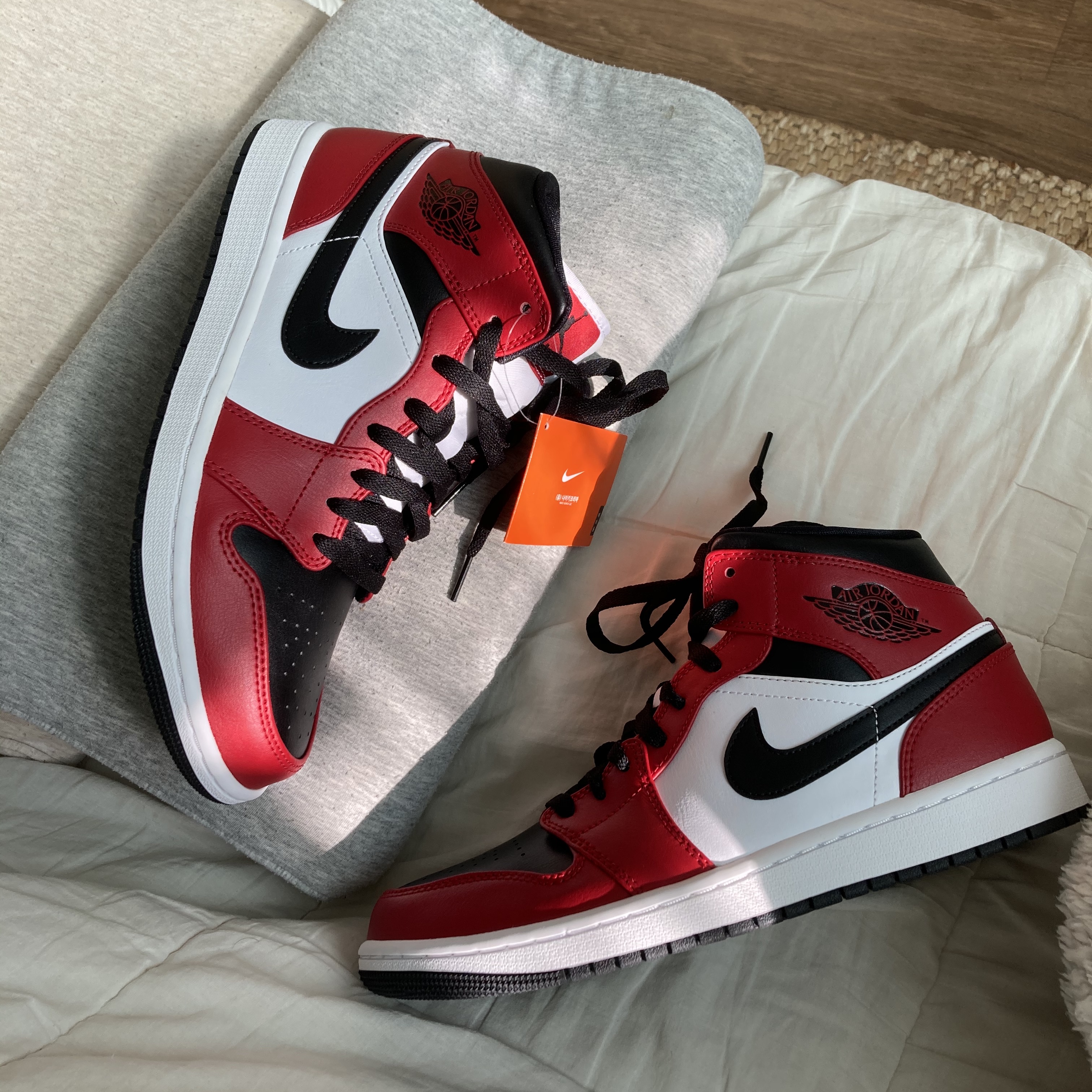 Jordan 1 Mid Chicago Black Toe 착용 스타일 - 1