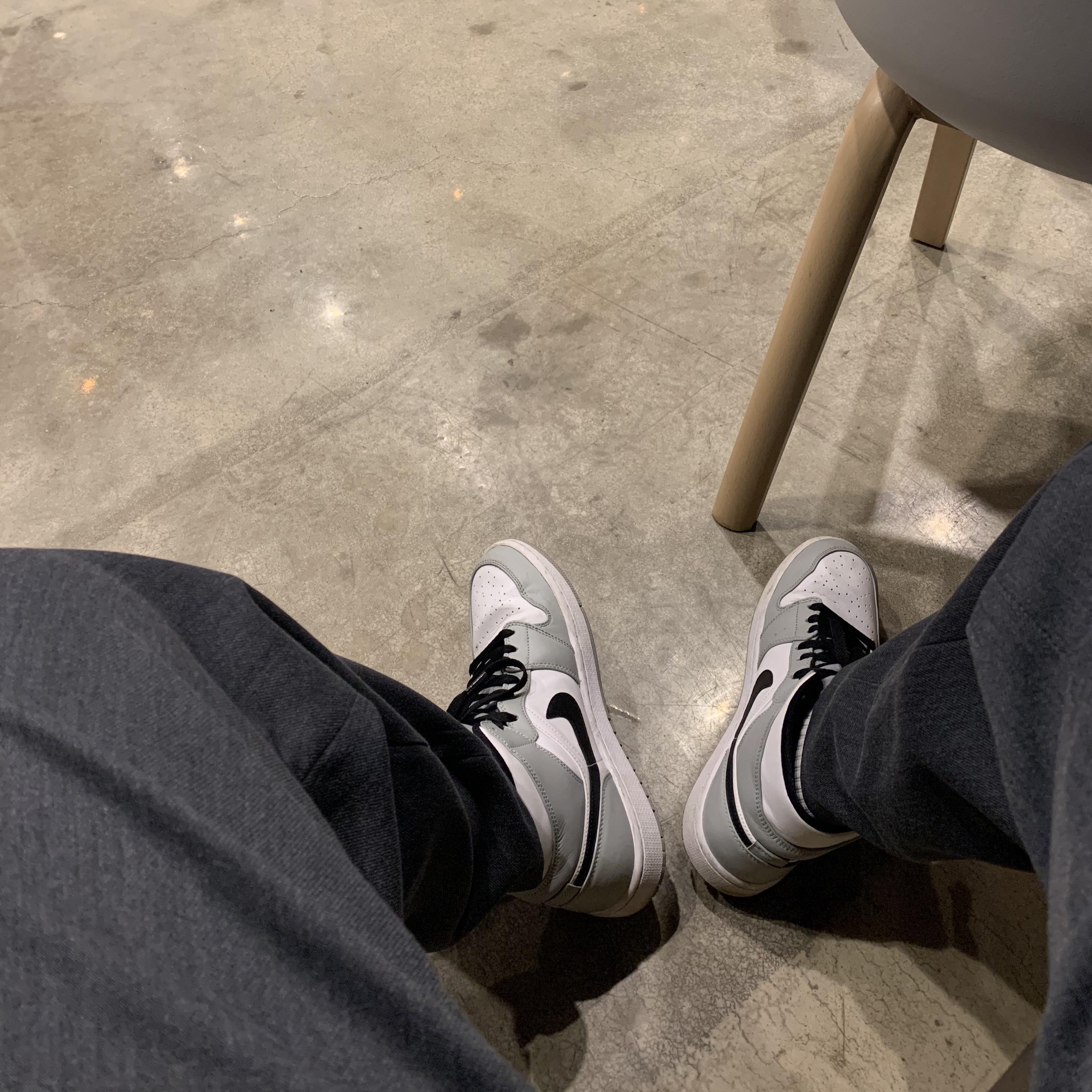 Jordan 1 Mid Light Smoke Grey 착용 스타일 - 1
