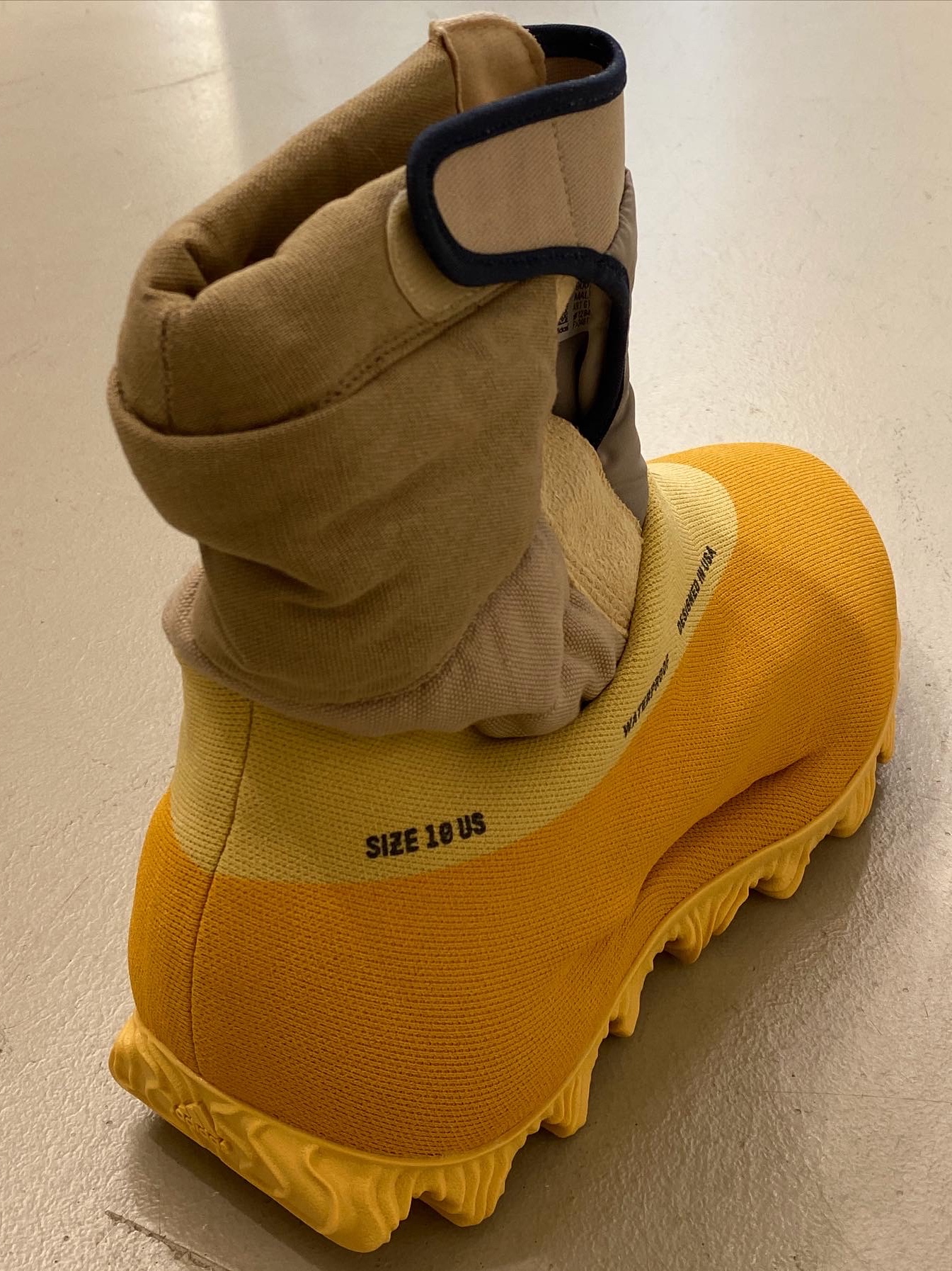 adidas Yeezy Knit RNR Boot Sulfur 착용 스타일 - 2