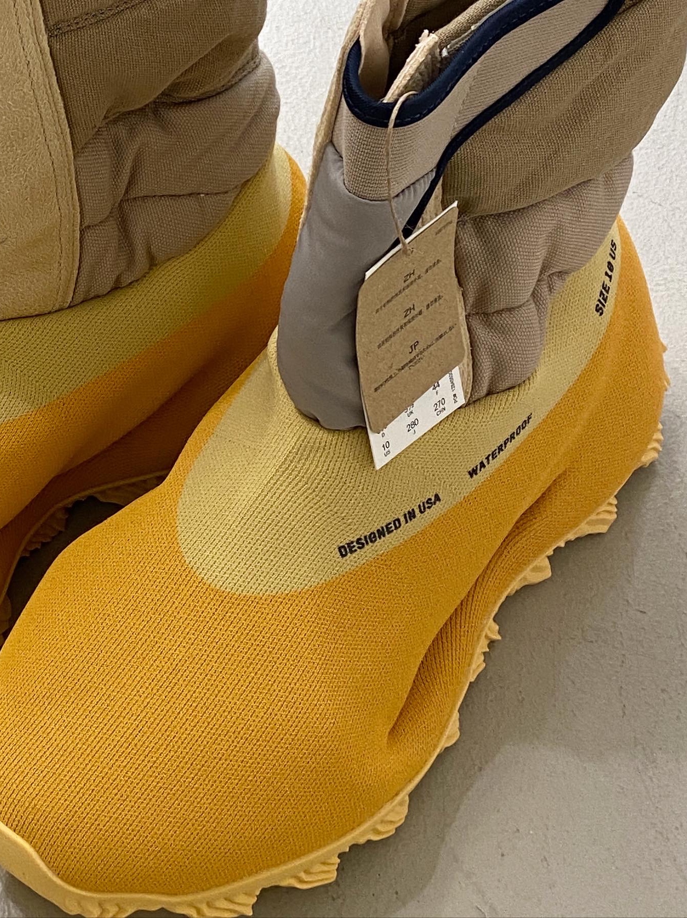 adidas Yeezy Knit RNR Boot Sulfur 착용 스타일 - 3