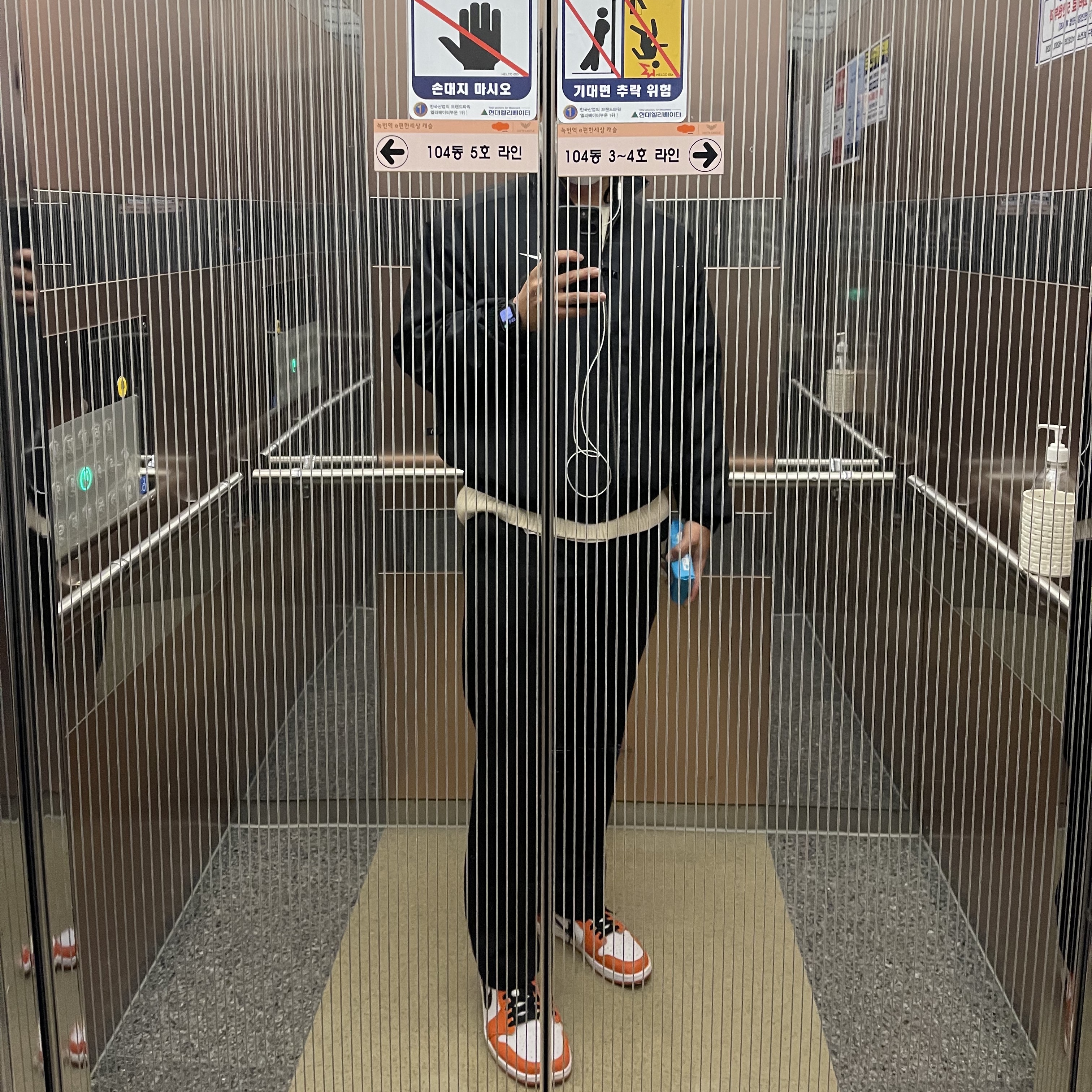 Nike NRG Solo Swoosh Satin Bomber Jacket Black Kumquat - Asia, Jordan 1 Low OG Starfish 착용 스타일