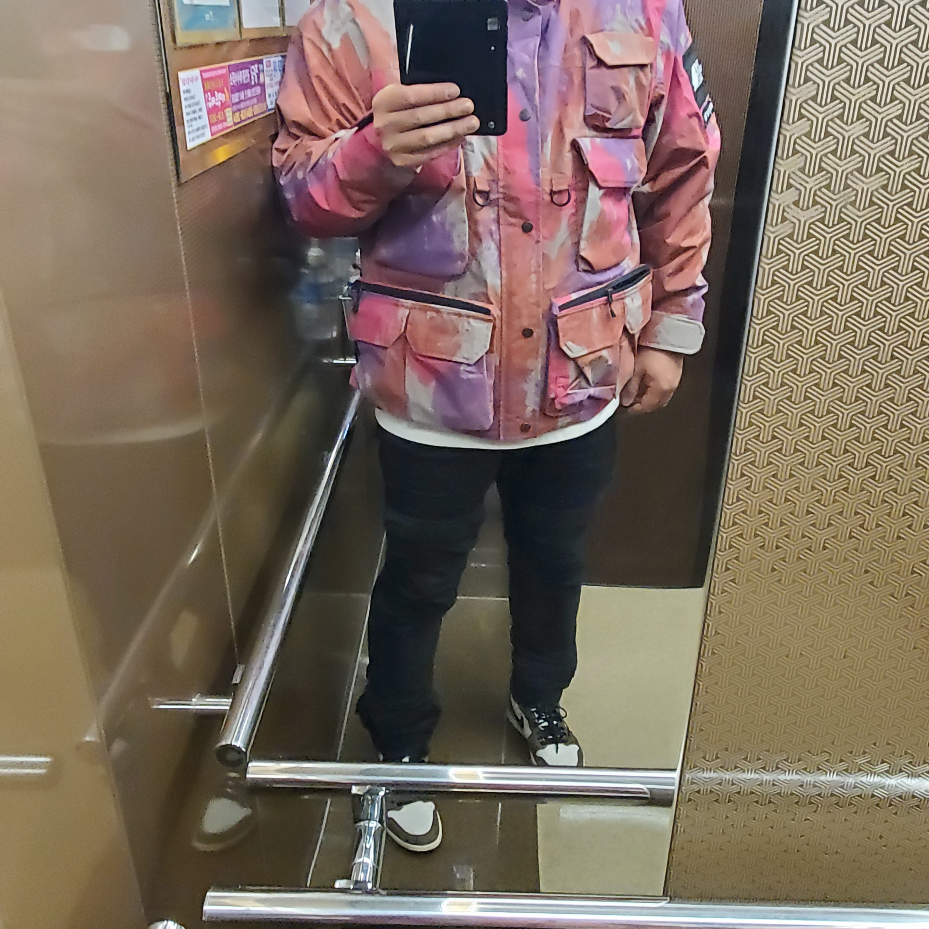 Jordan 1 x Travis Scott Retro High OG SP Mocha, Jordan x Travis Scott x Fragment T-Shirt Sail (DJ0619-133) 착용 스타일 - 1