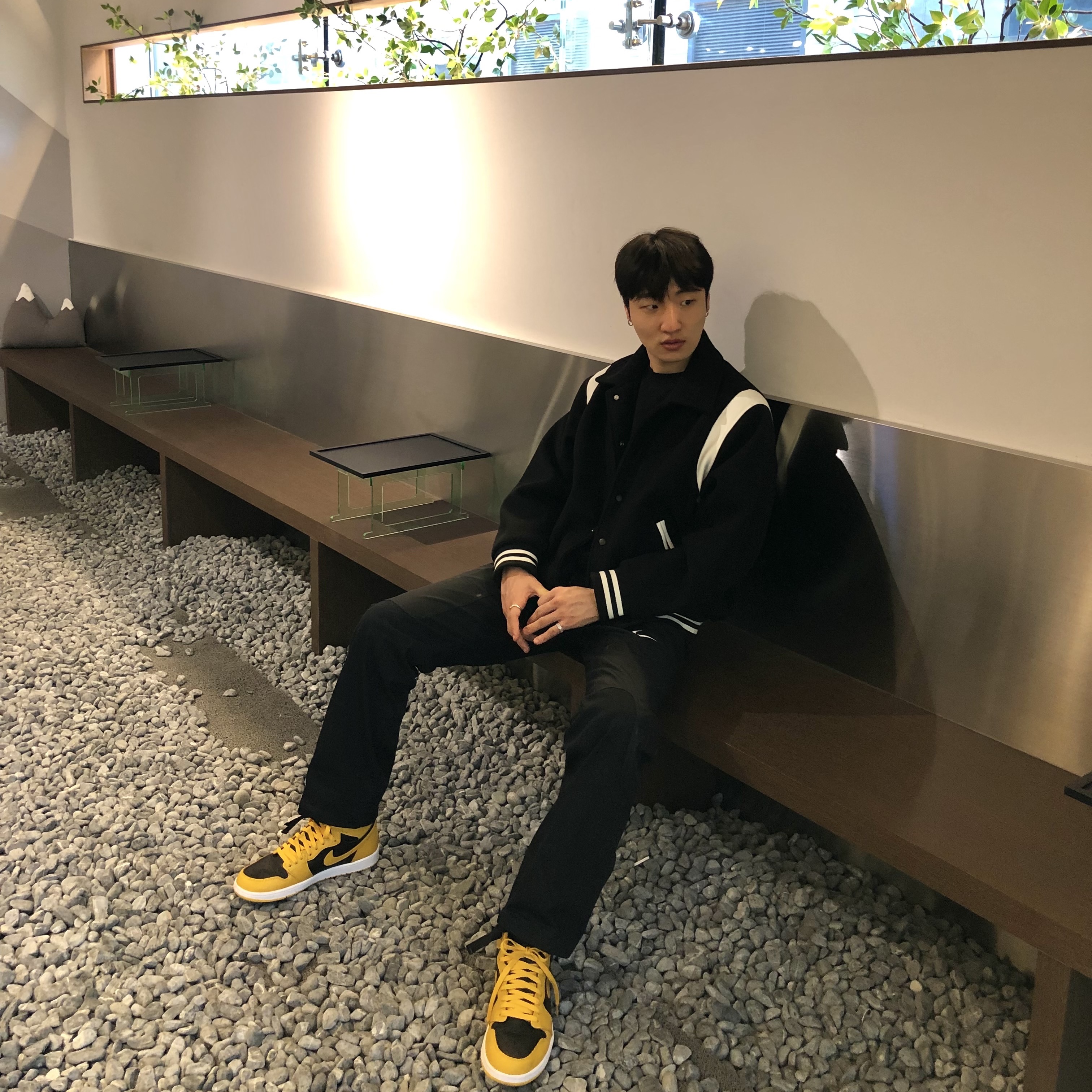 Jordan 1 Retro High OG Pollen, Nike x Off-White NRG Pants Black 착용 스타일