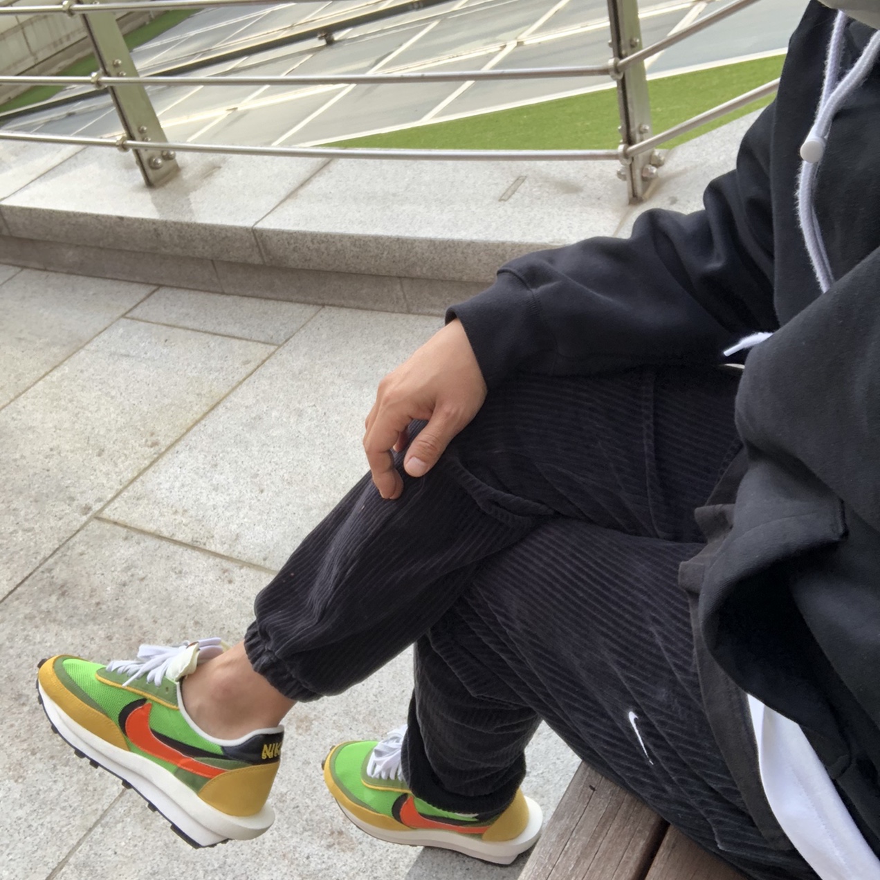 Nike M NRG Hoodie Black White, Nike x Sacai LDWaffle Green Multi 착용 스타일 - 2