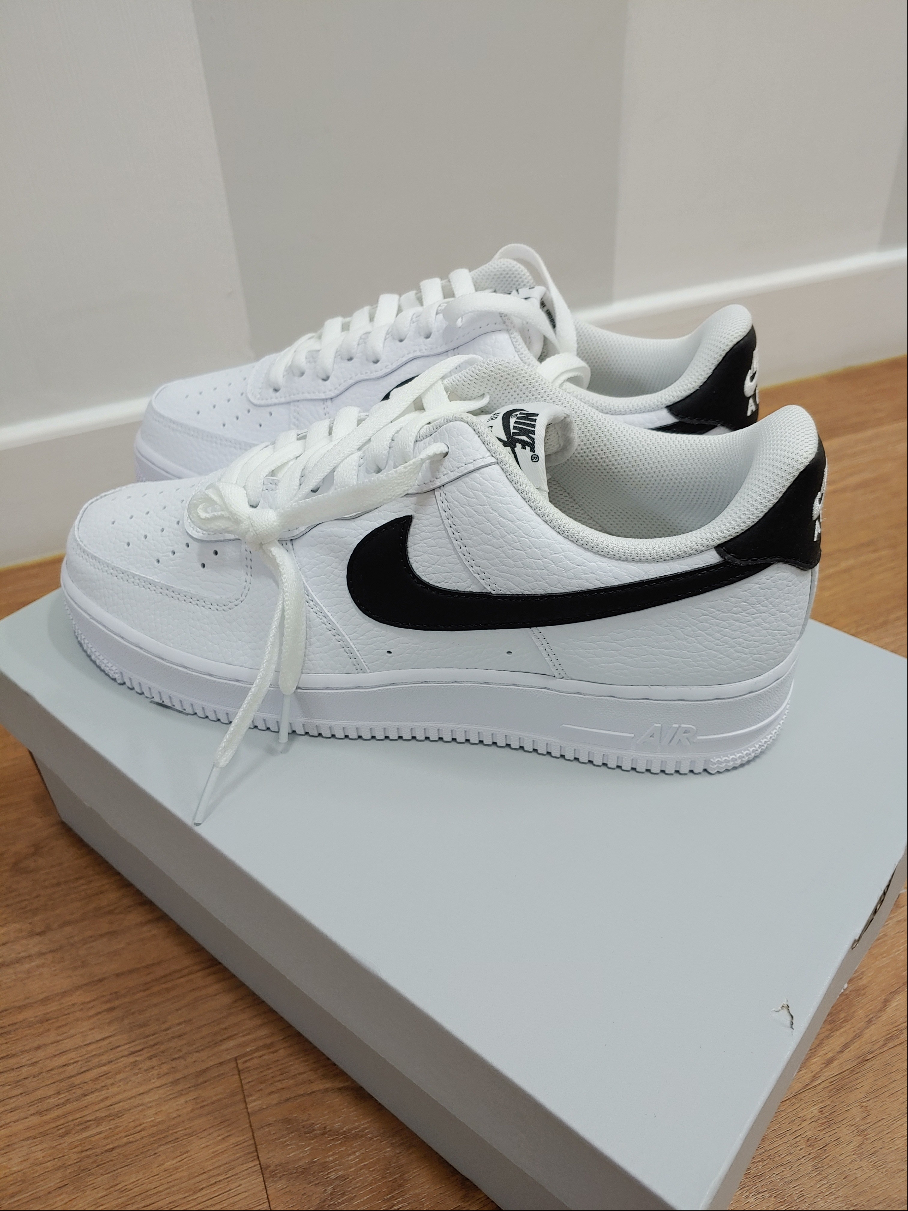Nike Air Force 1 '07 White Black 착용 스타일 - 2