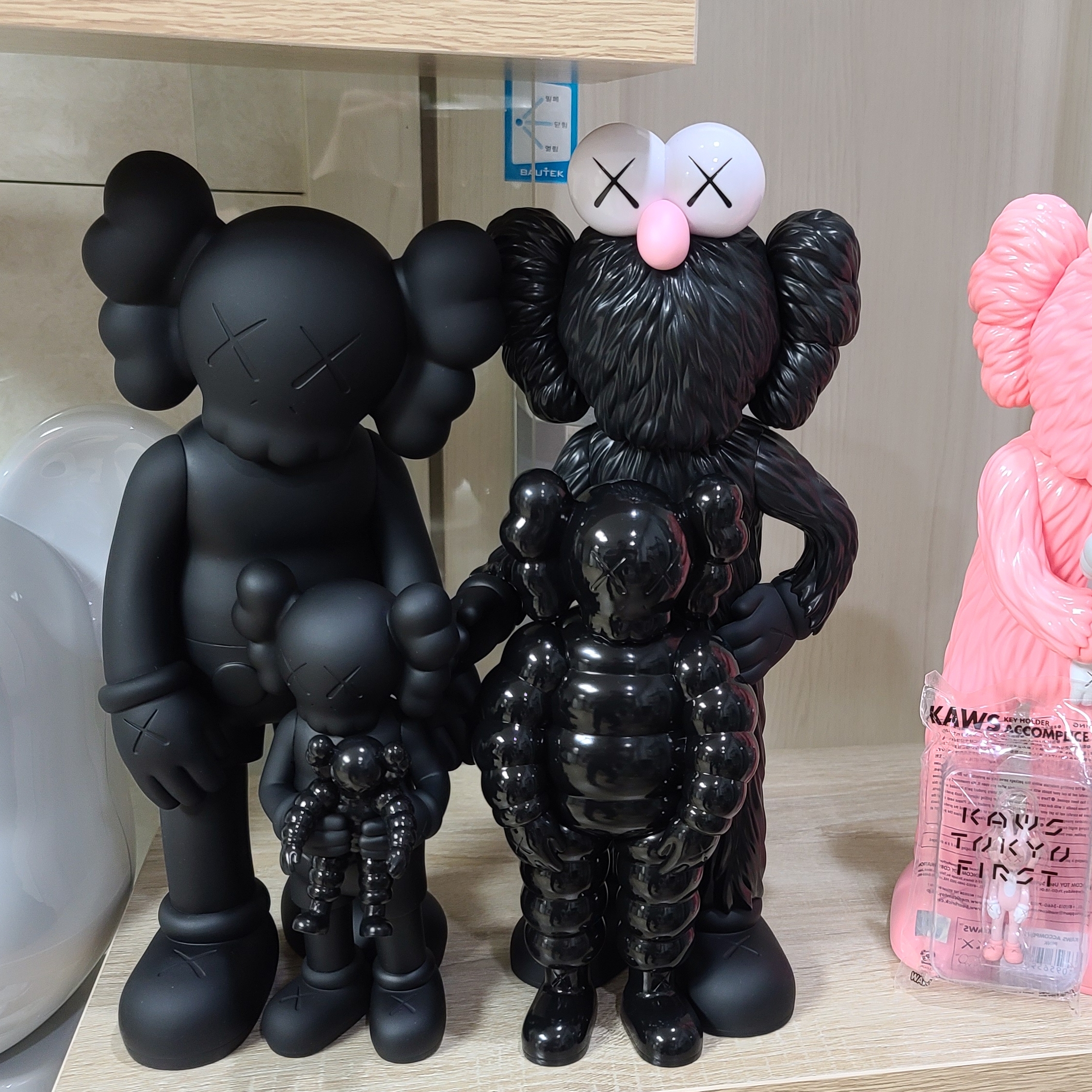 Kaws Family Vinyl Figure Black 착용 스타일