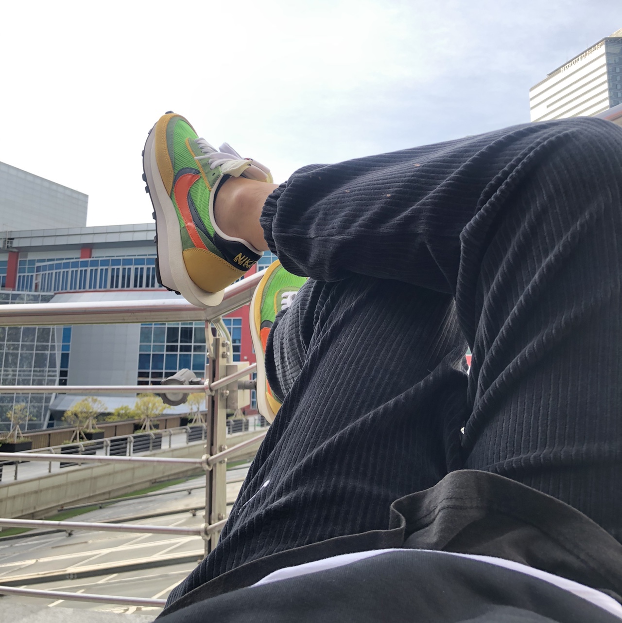 Nike M NRG Hoodie Black White, Nike x Sacai LDWaffle Green Multi 착용 스타일 - 1