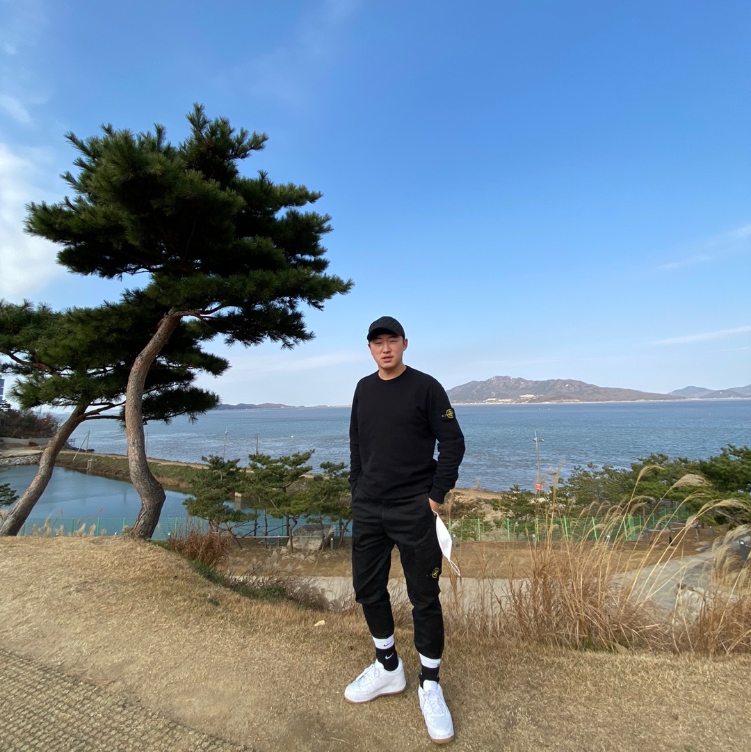 Stone Island 63020 Crewneck Sweatshirt Black - 21FW, Stone Island 313L1 Old Dye Treatment Cargo Pants Black - 21FW 착용 스타일 - 1
