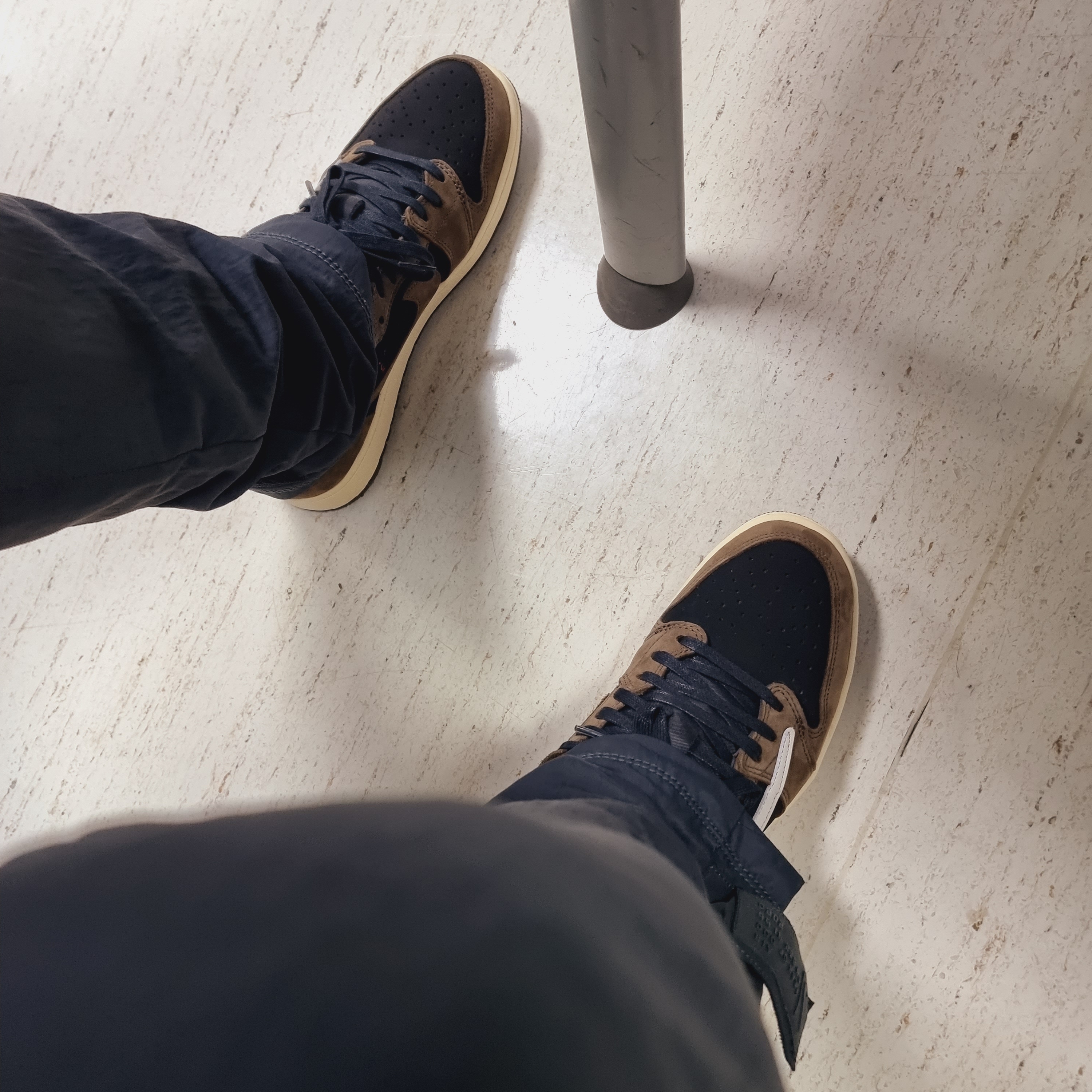 Jordan 1 x Travis Scott Retro Low OG SP Mocha, Nike x Fear of God Warm Up Pants Off Noir 착용 스타일