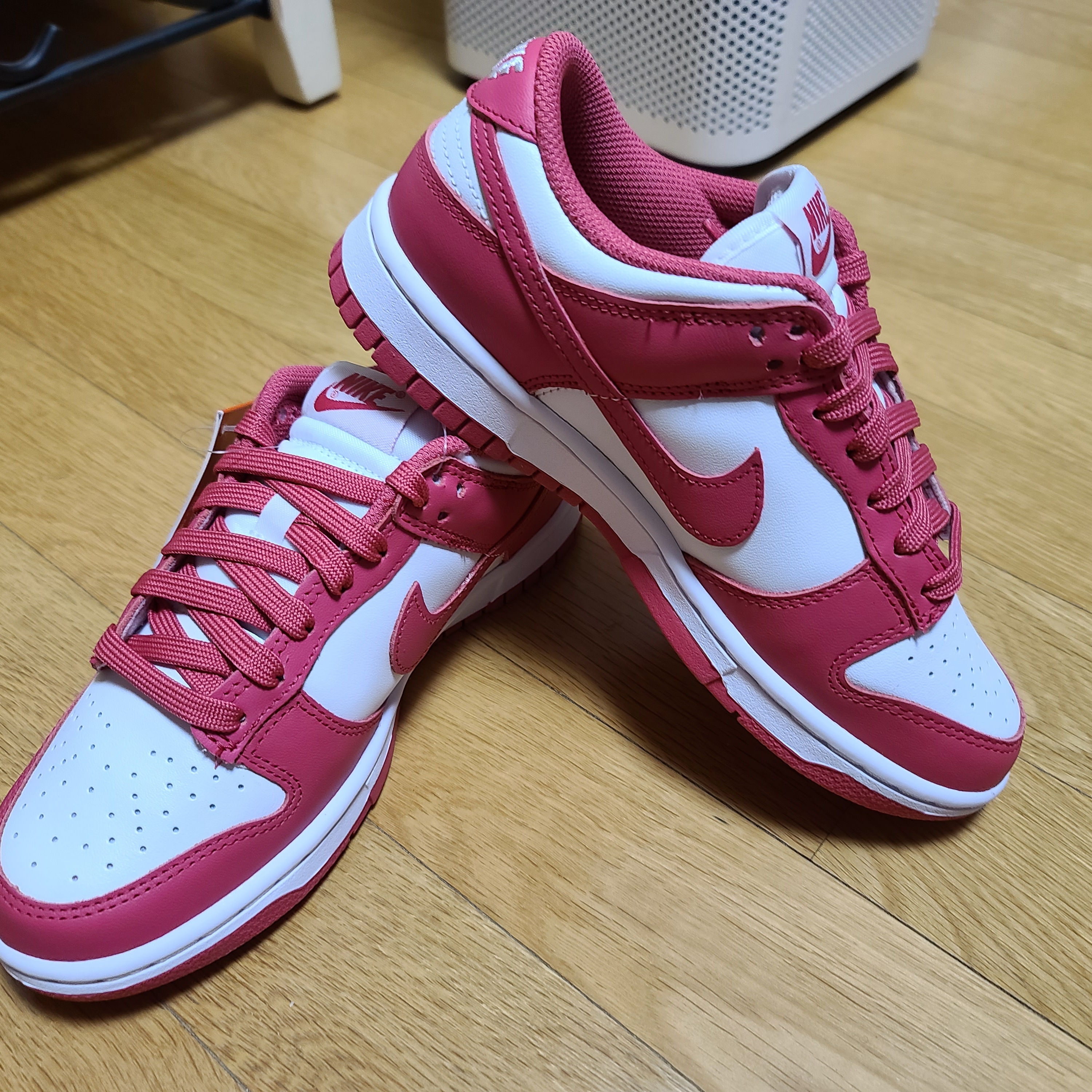 (W) Nike Dunk Low Archeo Pink 착용 스타일 - 1
