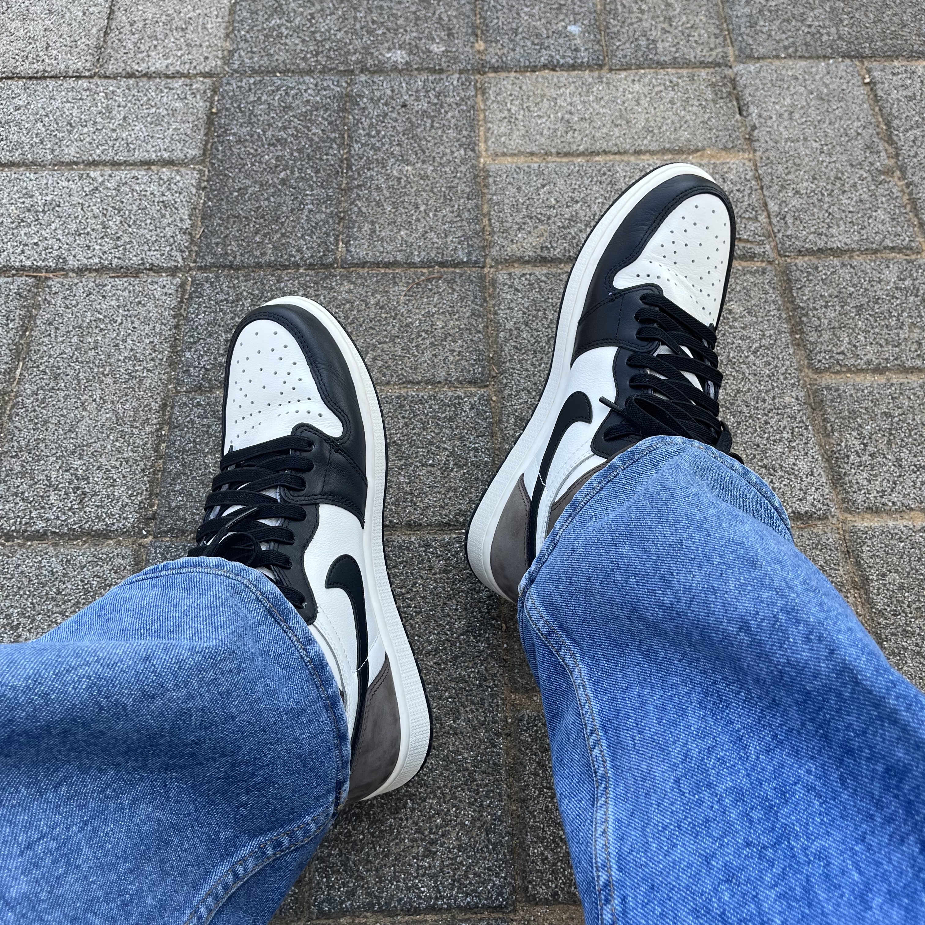Jordan 1 Retro High OG Black Mocha 착용 스타일