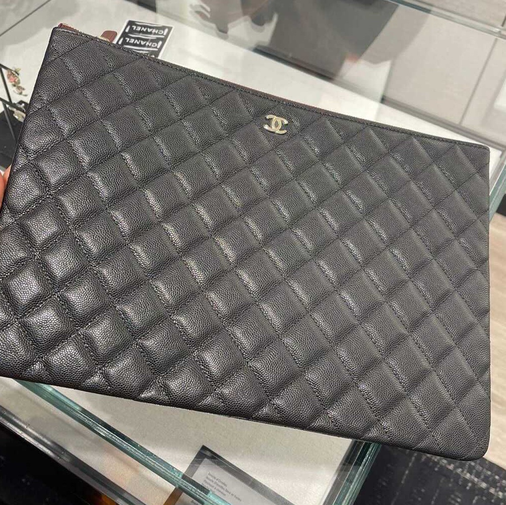Chanel Large Classic Pouch Grained Calfskin & Silver Black, Chanel Large Classic Pouch Grained Calfskin & Gold Black 착용 스타일