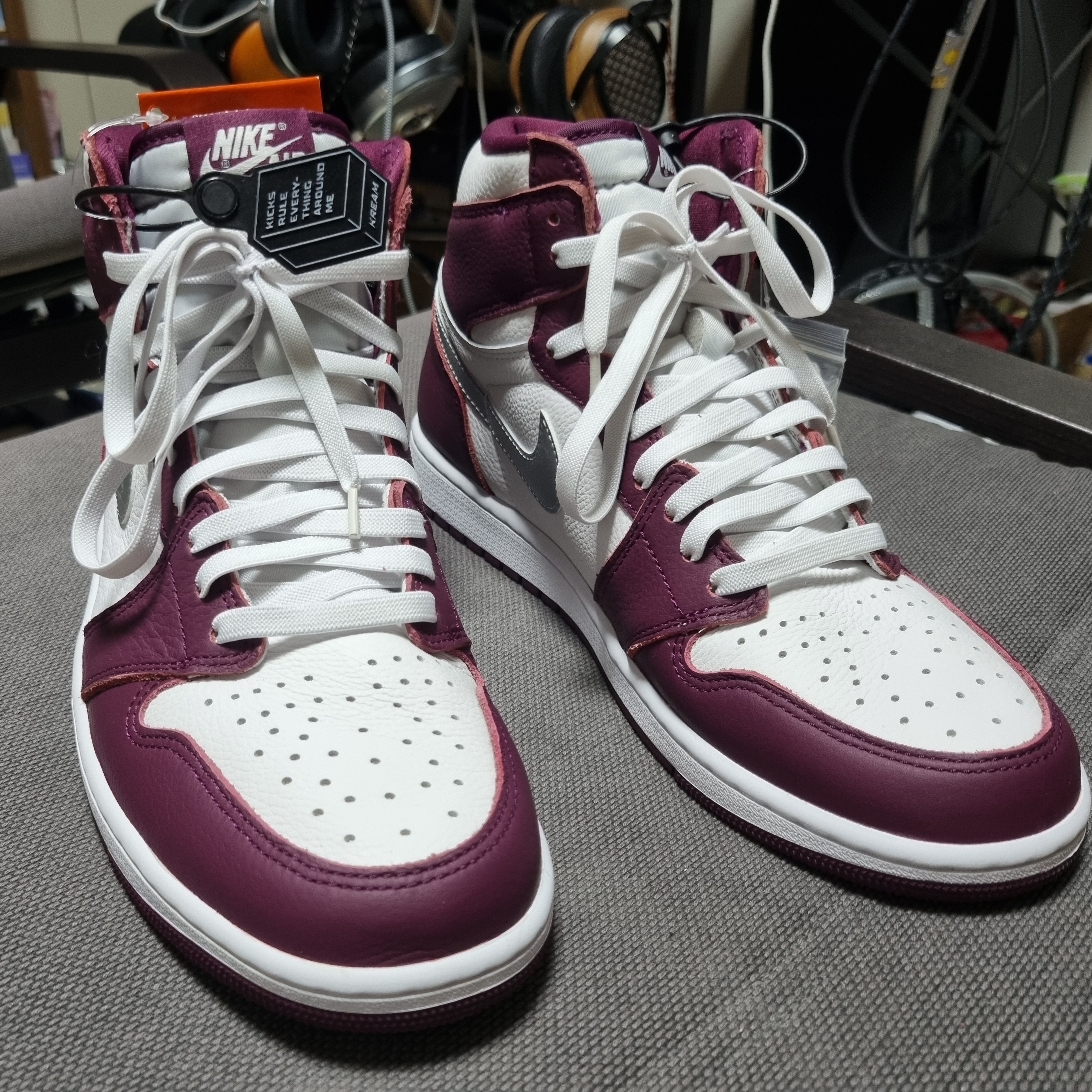 Jordan 1 Retro High OG Bordeaux 착용 스타일 - 2