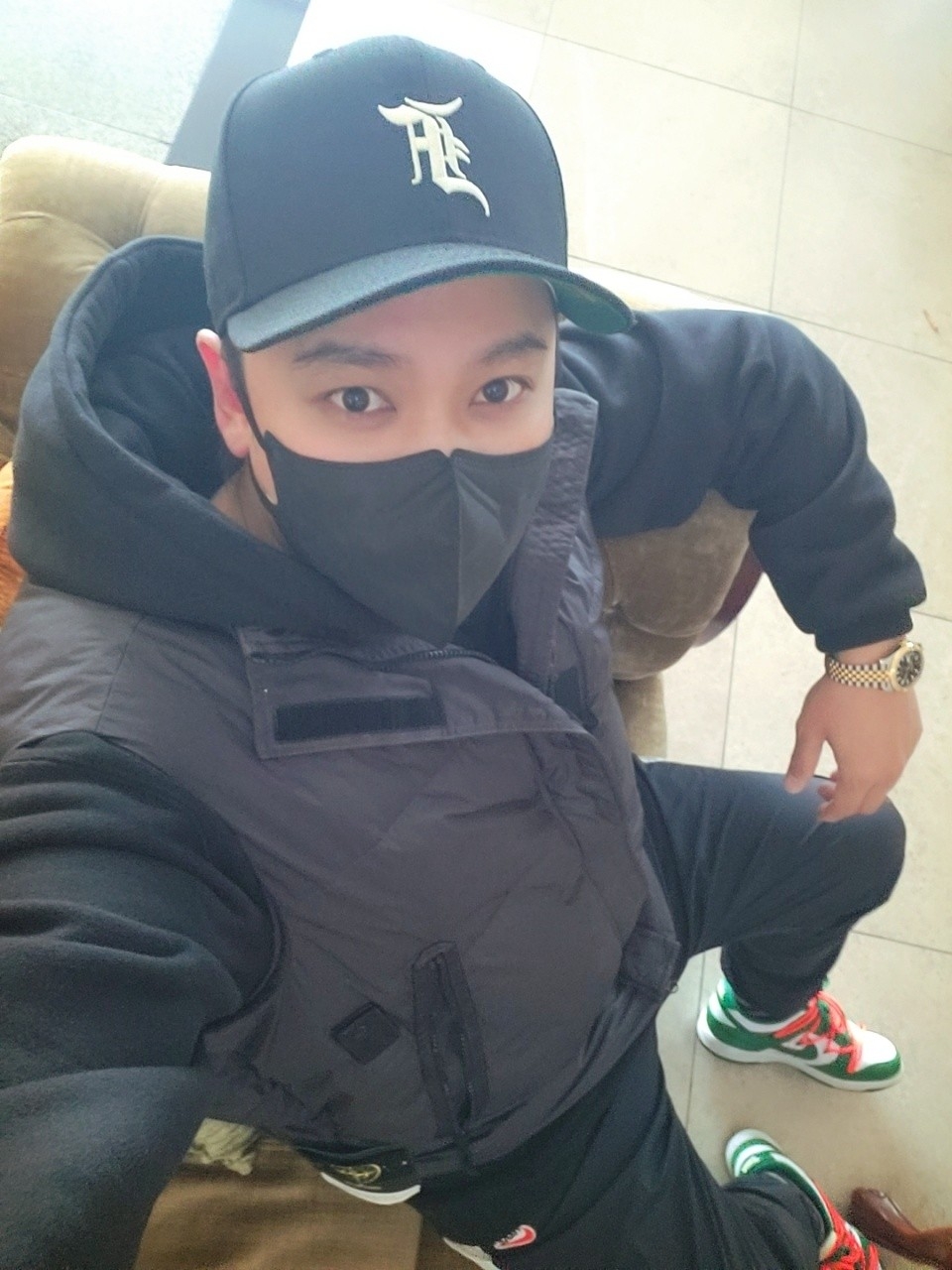 Nike x Off-White Dunk Low Pine Green, Stone Island G0123 Garment Dyed Crinkle Reps Nylon Down Vest Black - 21FW 착용 스타일 - 5