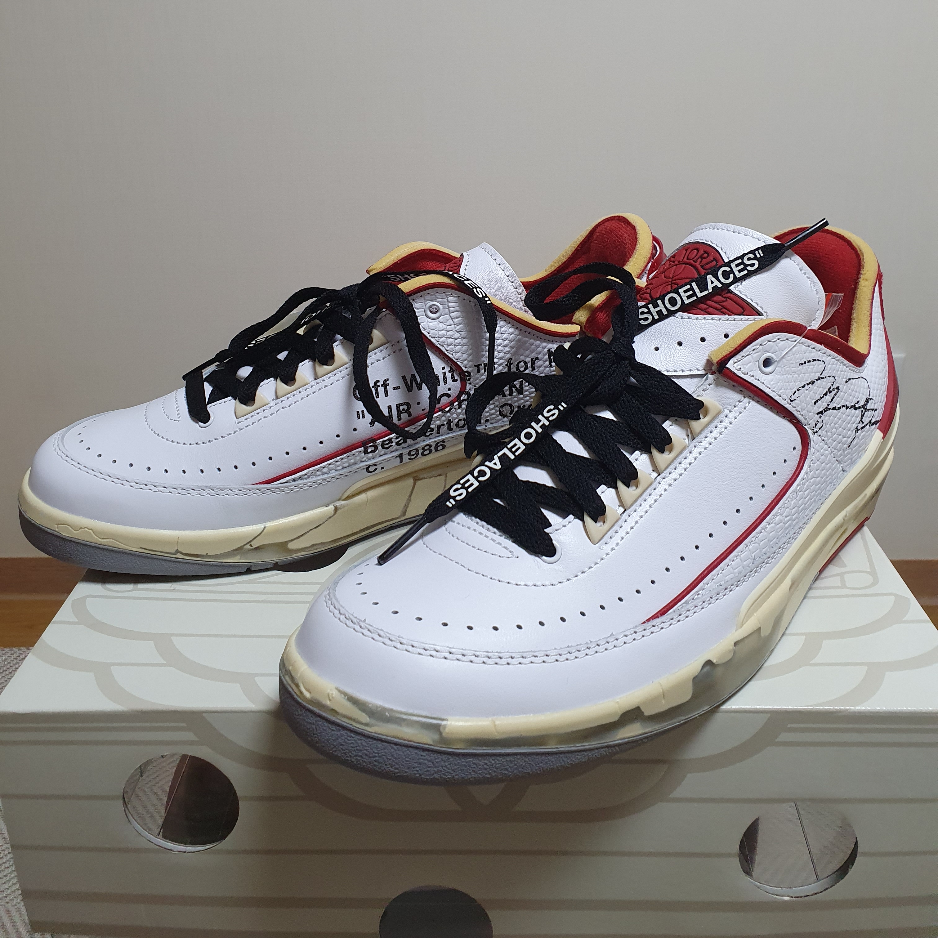 Jordan 2 x Off-White Retro Low SP White and Varsity Red 착용 스타일 - 1