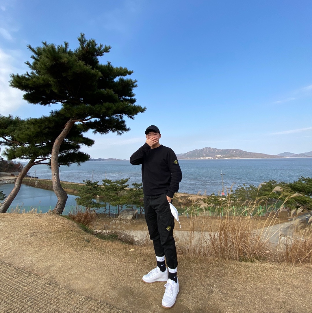 Stone Island 63020 Crewneck Sweatshirt Black - 21FW, Stone Island 313L1 Old Dye Treatment Cargo Pants Black - 21FW 착용 스타일 - 2