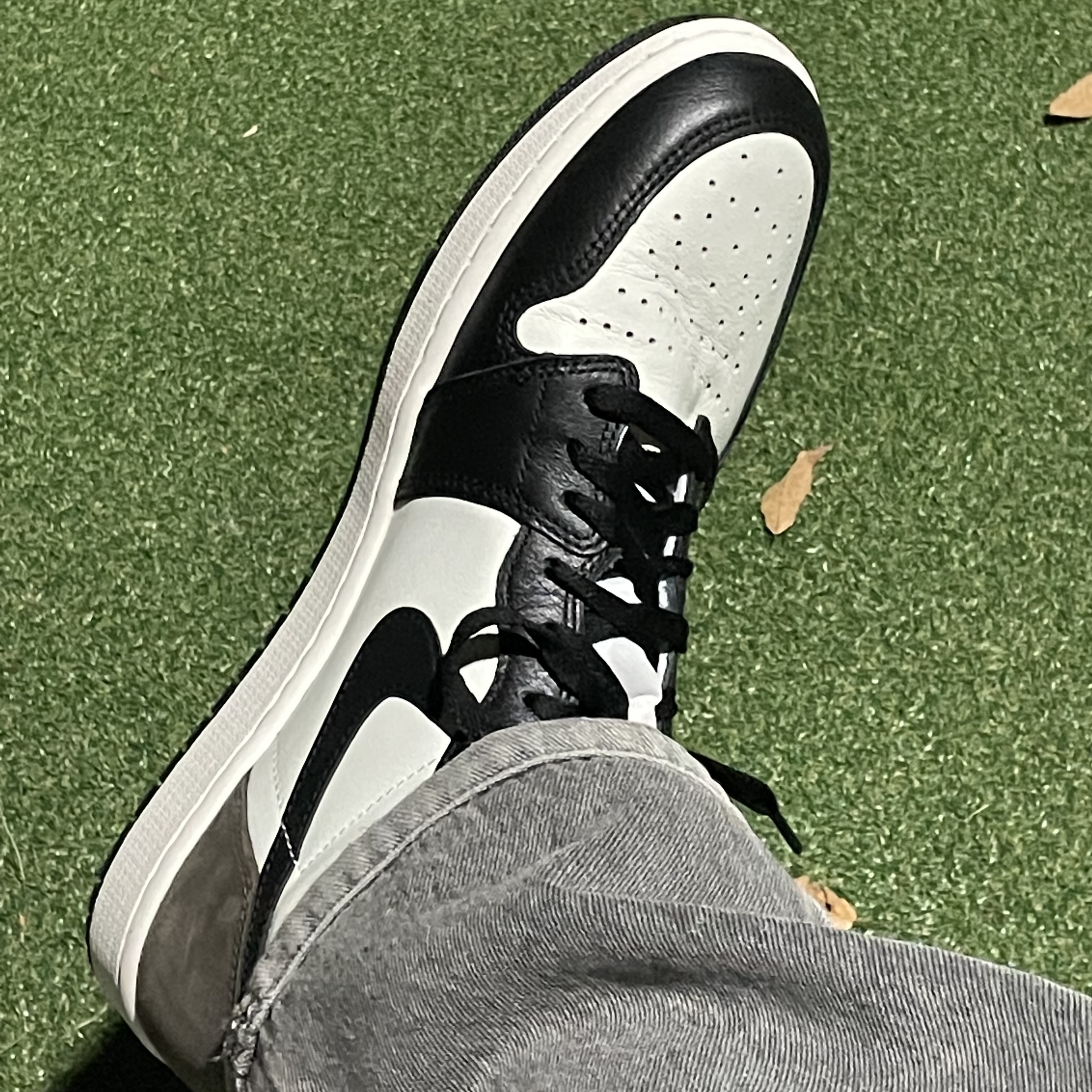 Nike NRG Solo Swoosh Fleece Hoodie Black White - US/EU, Jordan 1 Retro High OG Black Mocha 착용 스타일 - 3